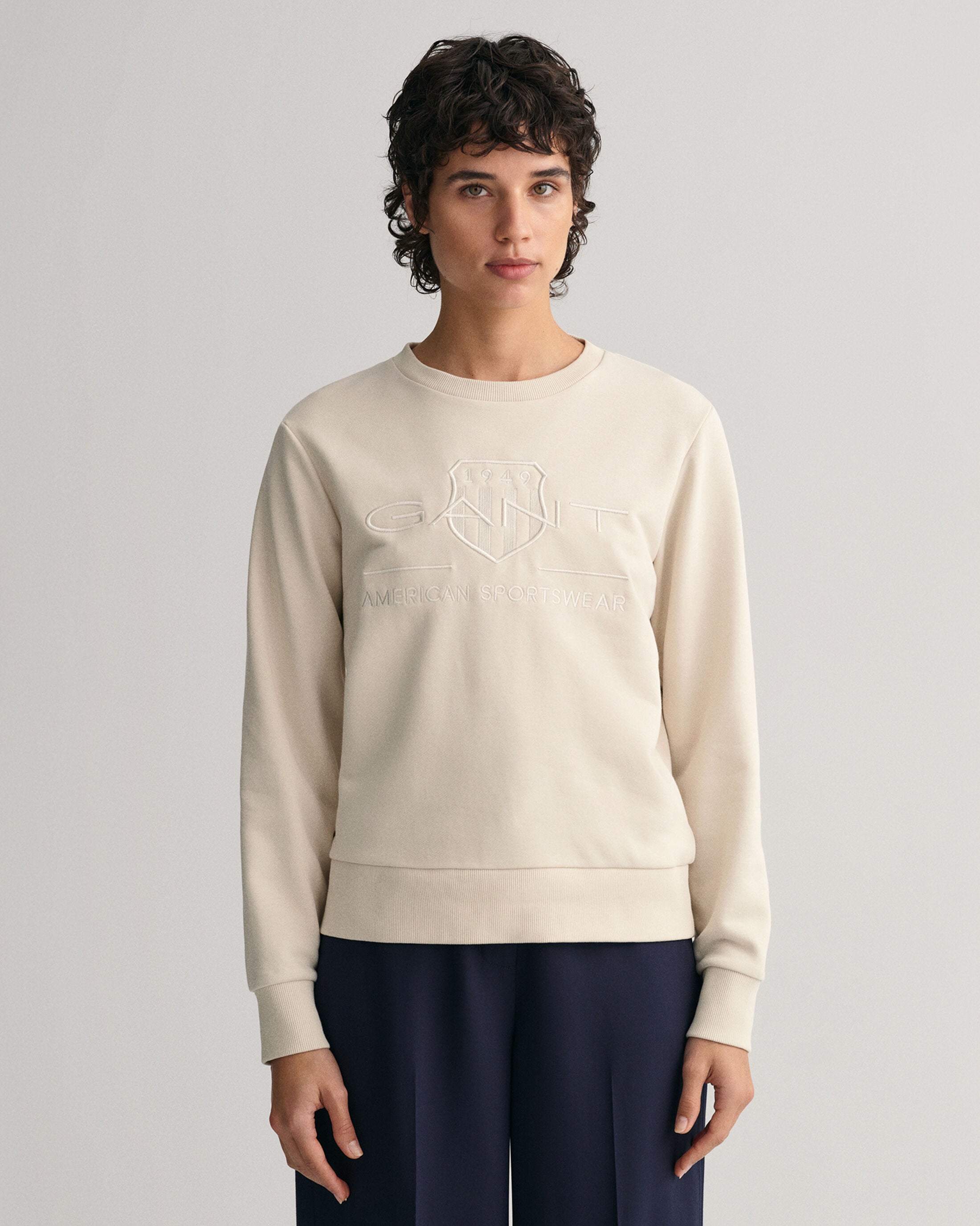 gant-college-tonal-archive-shield-sweat-vaalea-beige-1