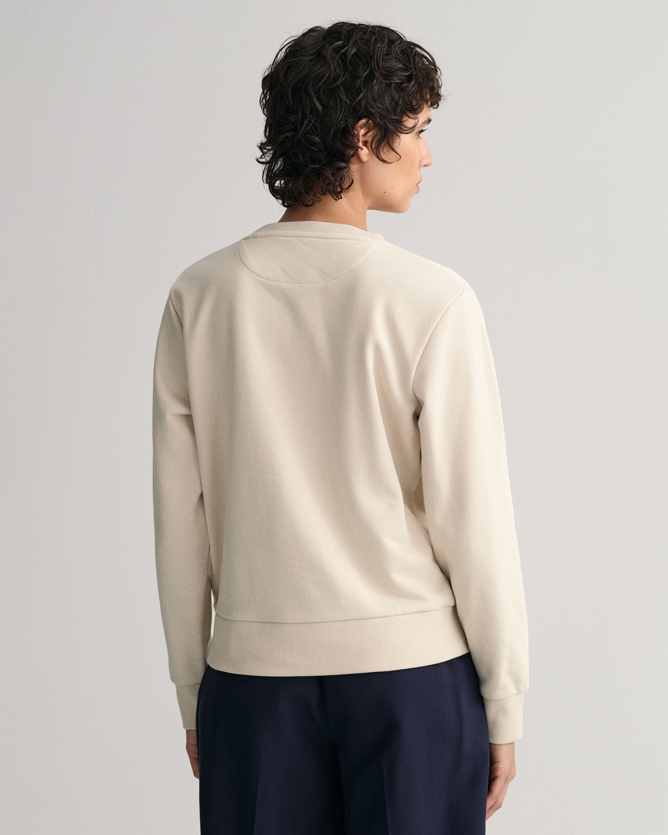 gant-college-tonal-archive-shield-sweat-vaalea-beige-2