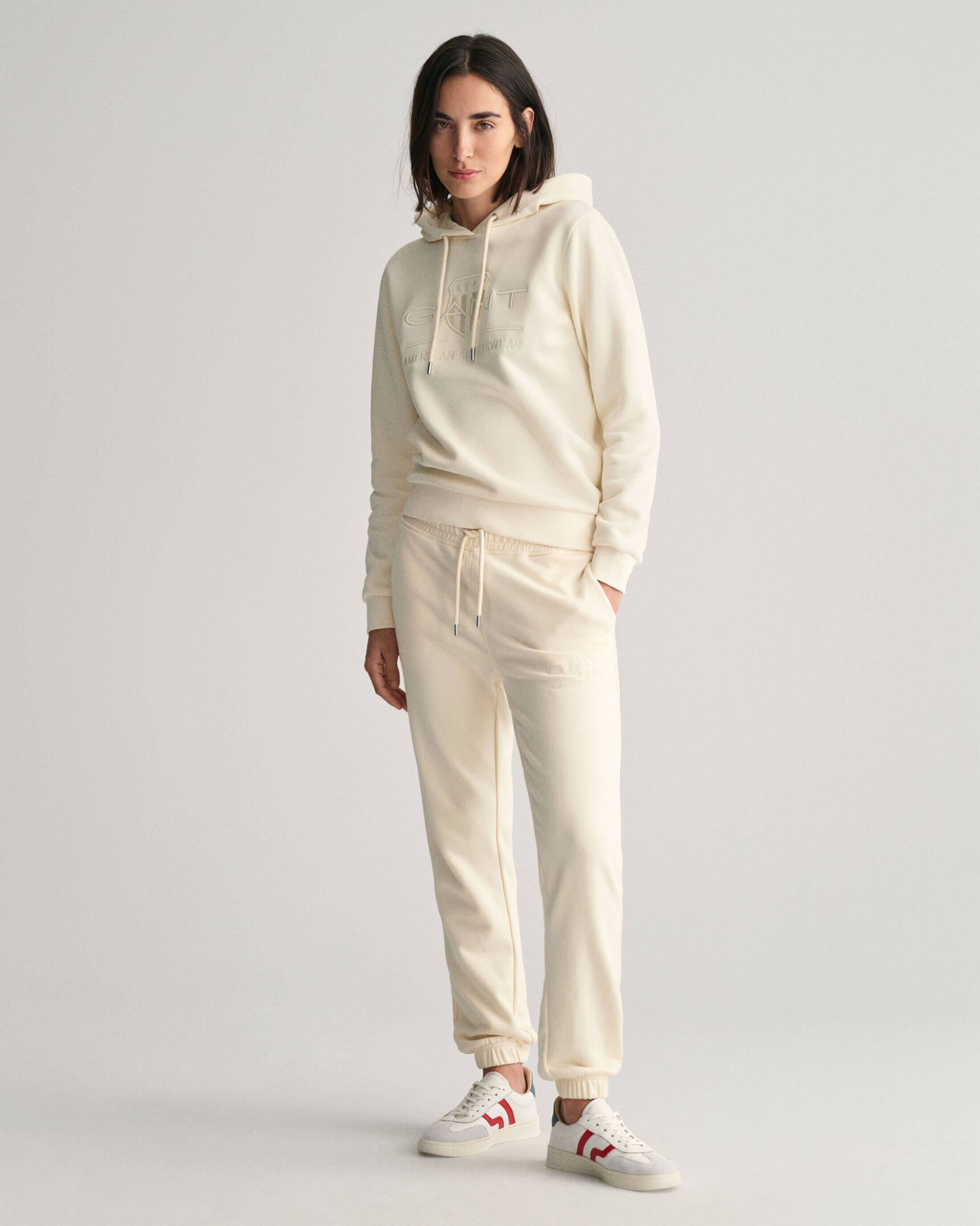 gant-collegehousut-tonal-archive-shield-sweat-pant-luonnonvalkoinen-1