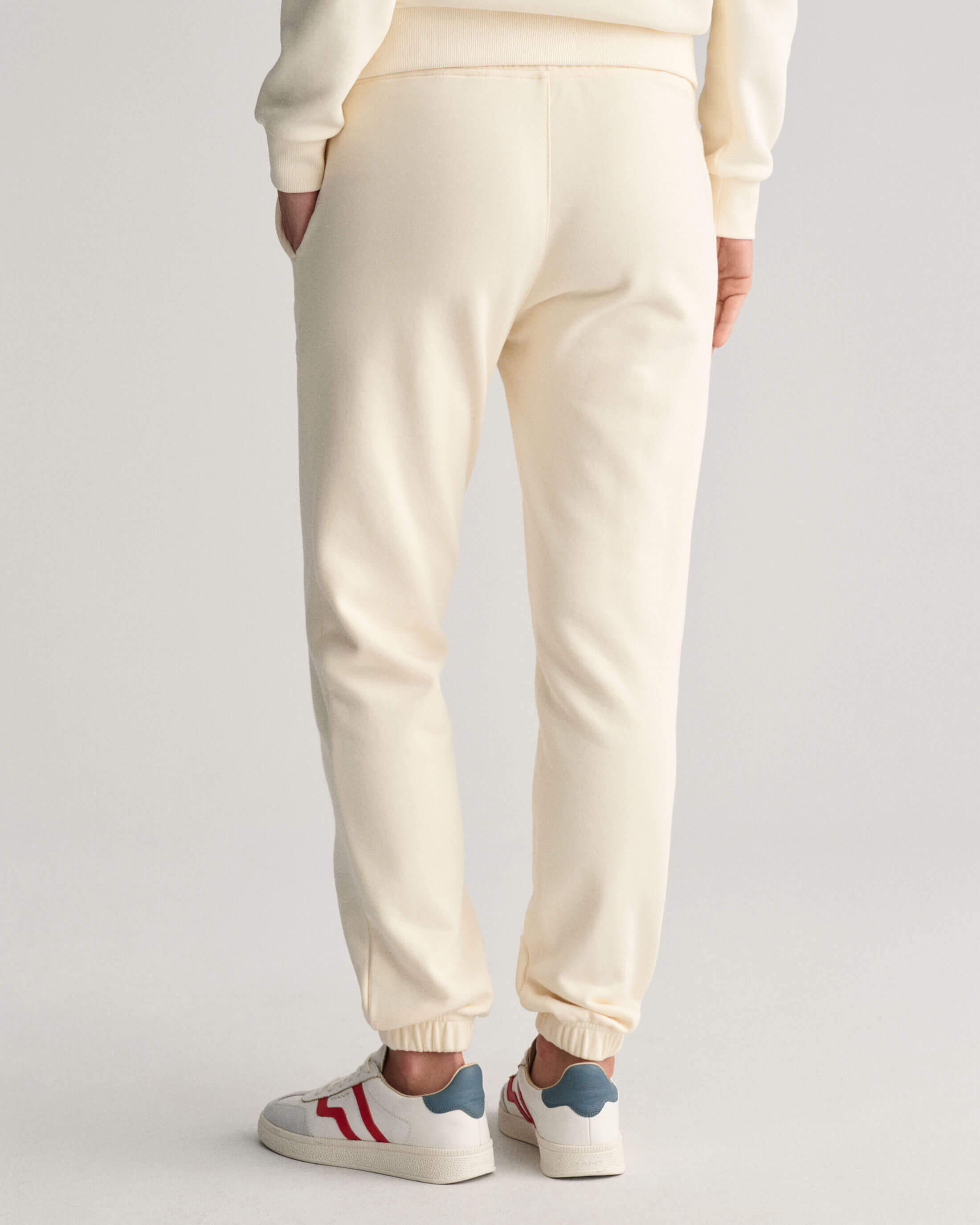 gant-collegehousut-tonal-archive-shield-sweat-pant-luonnonvalkoinen-2