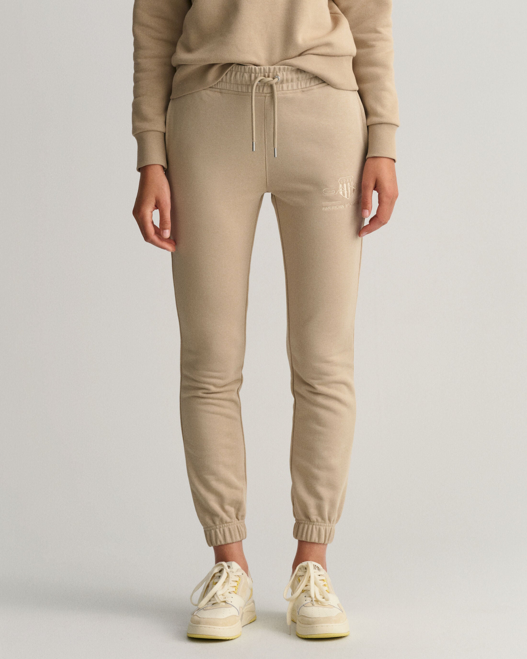 gant-collegehousut-tonal-archive-shield-sweat-pant-vaalea-beige-1