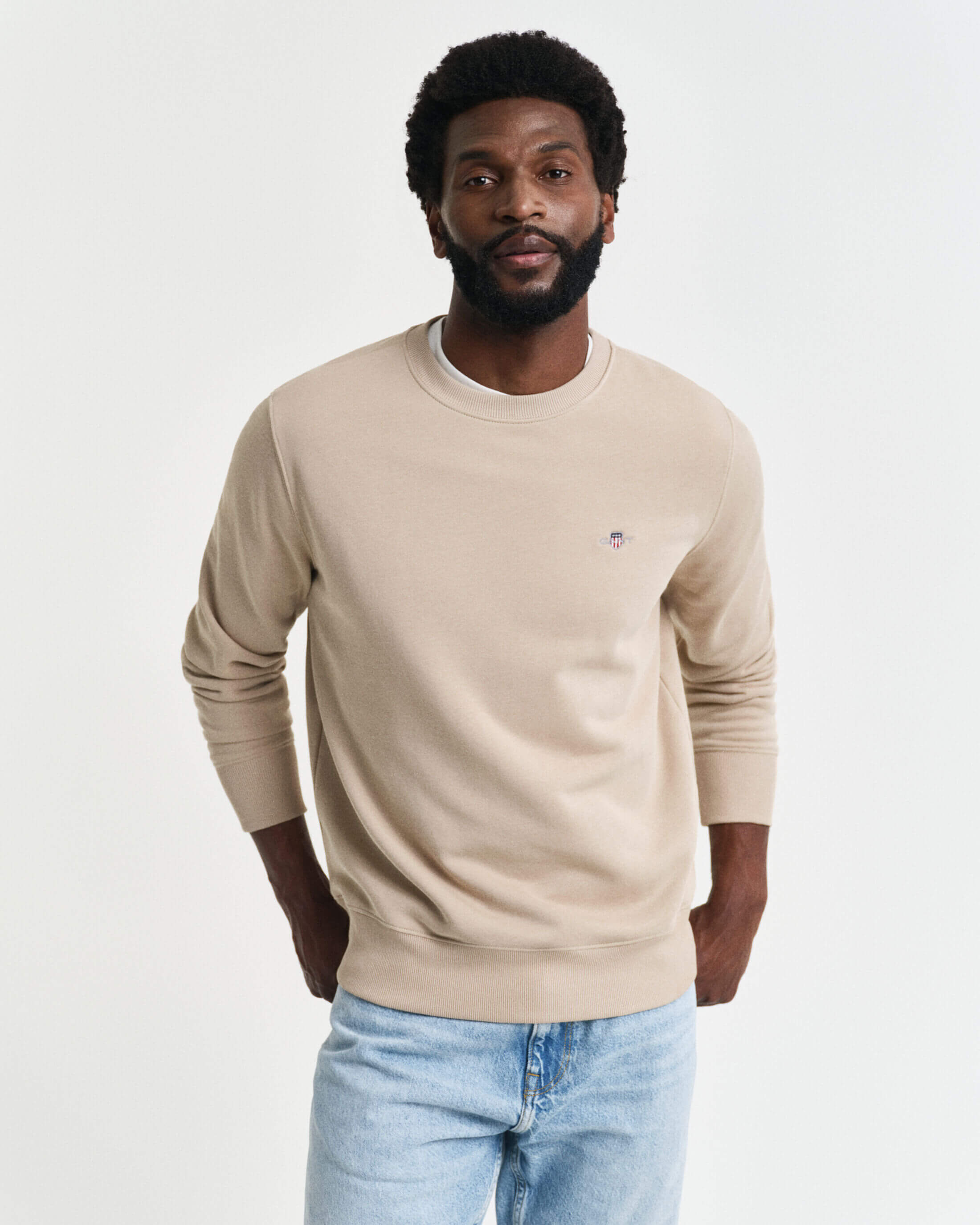 gant-miesten-collagepaita-reg-shield-c-neck-beige-1