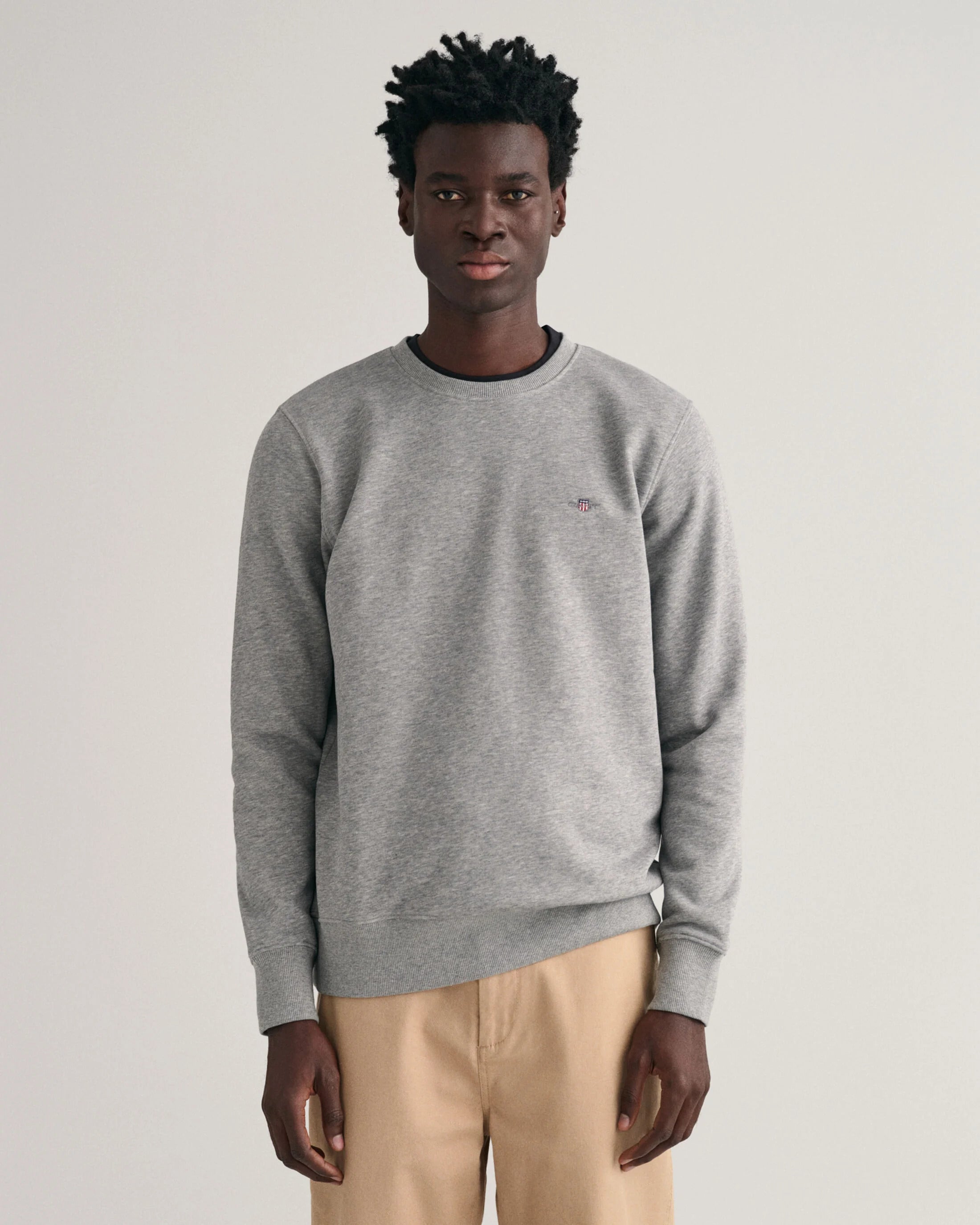 gant-miesten-collagepaita-reg-shield-c-neck-keskiharmaa-1