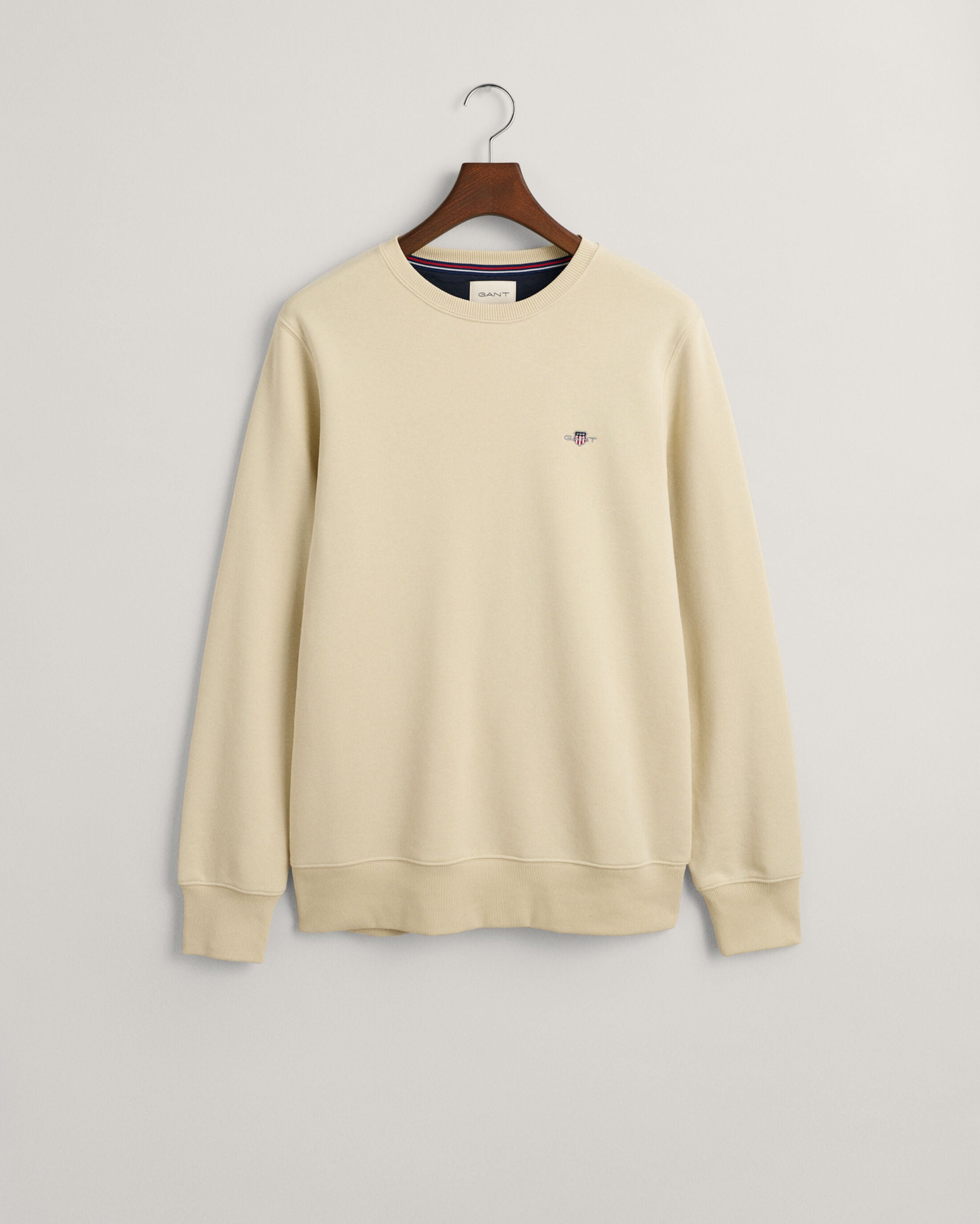 gant-miesten-collagepaita-reg-shield-c-neck-vaalea-beige-1