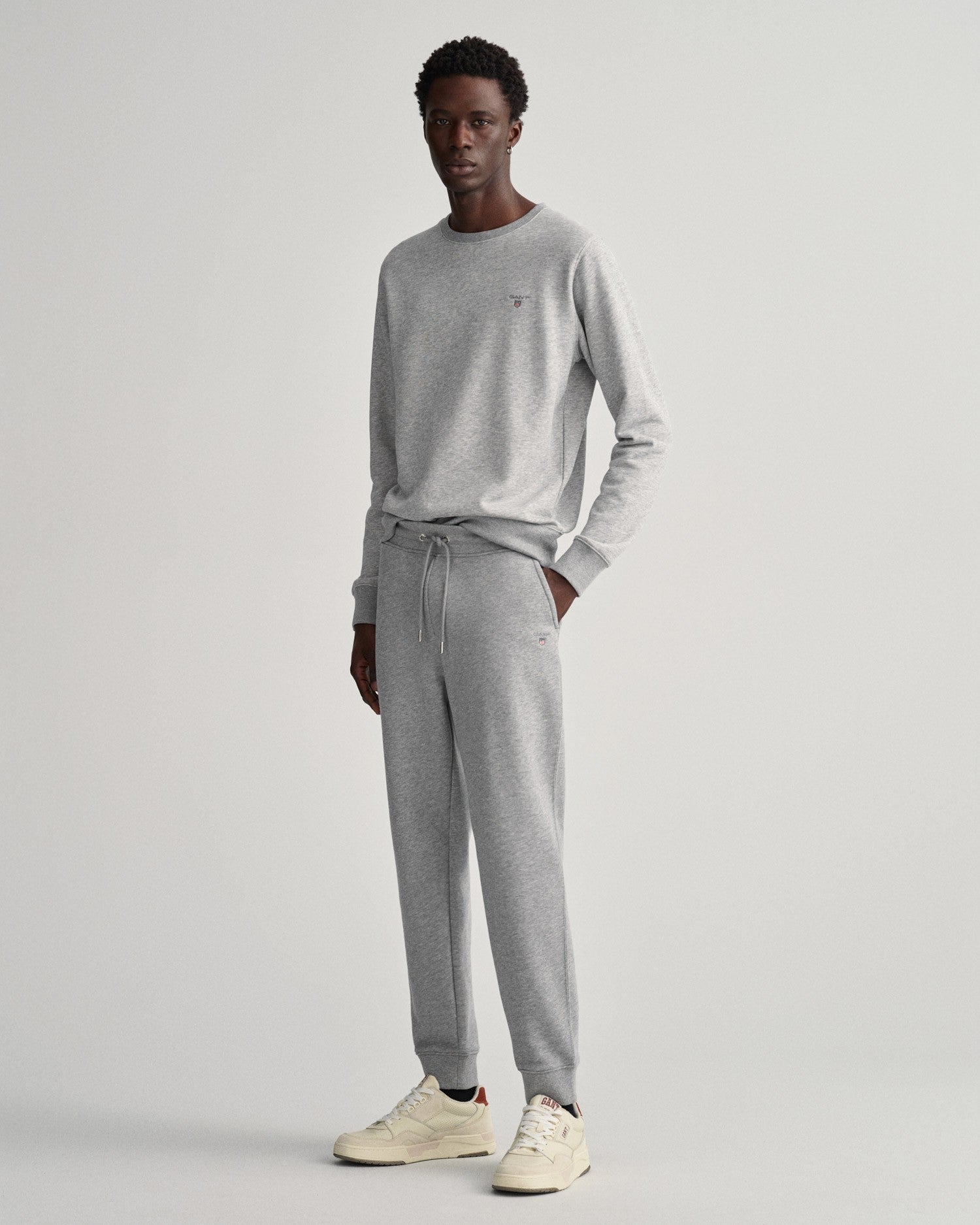 gant-miesten-collegehousut-original-sweat-pants-tummanharmaa-1