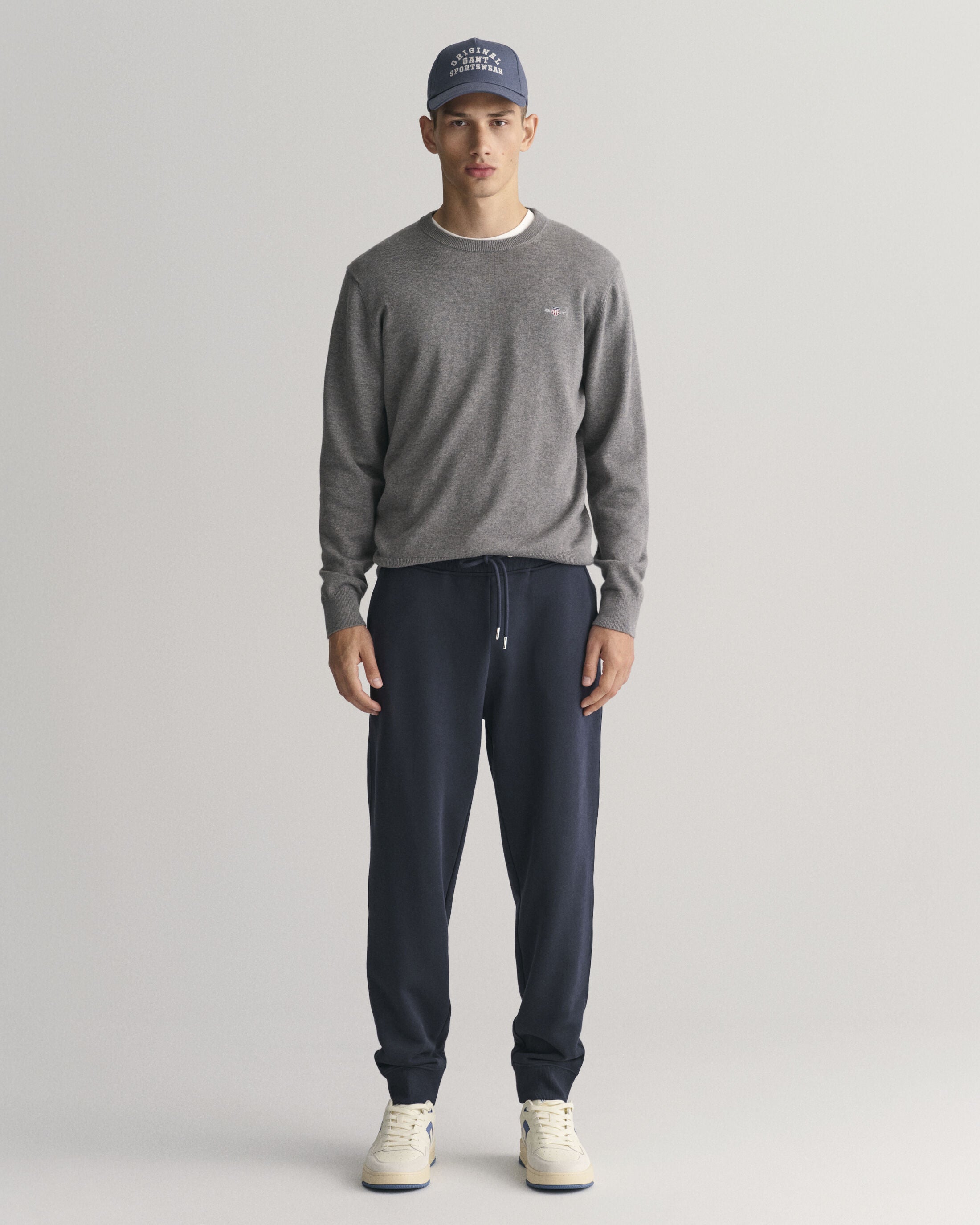 gant-miesten-collegehousut-reg-shield-sweatpant-tummansininen-1