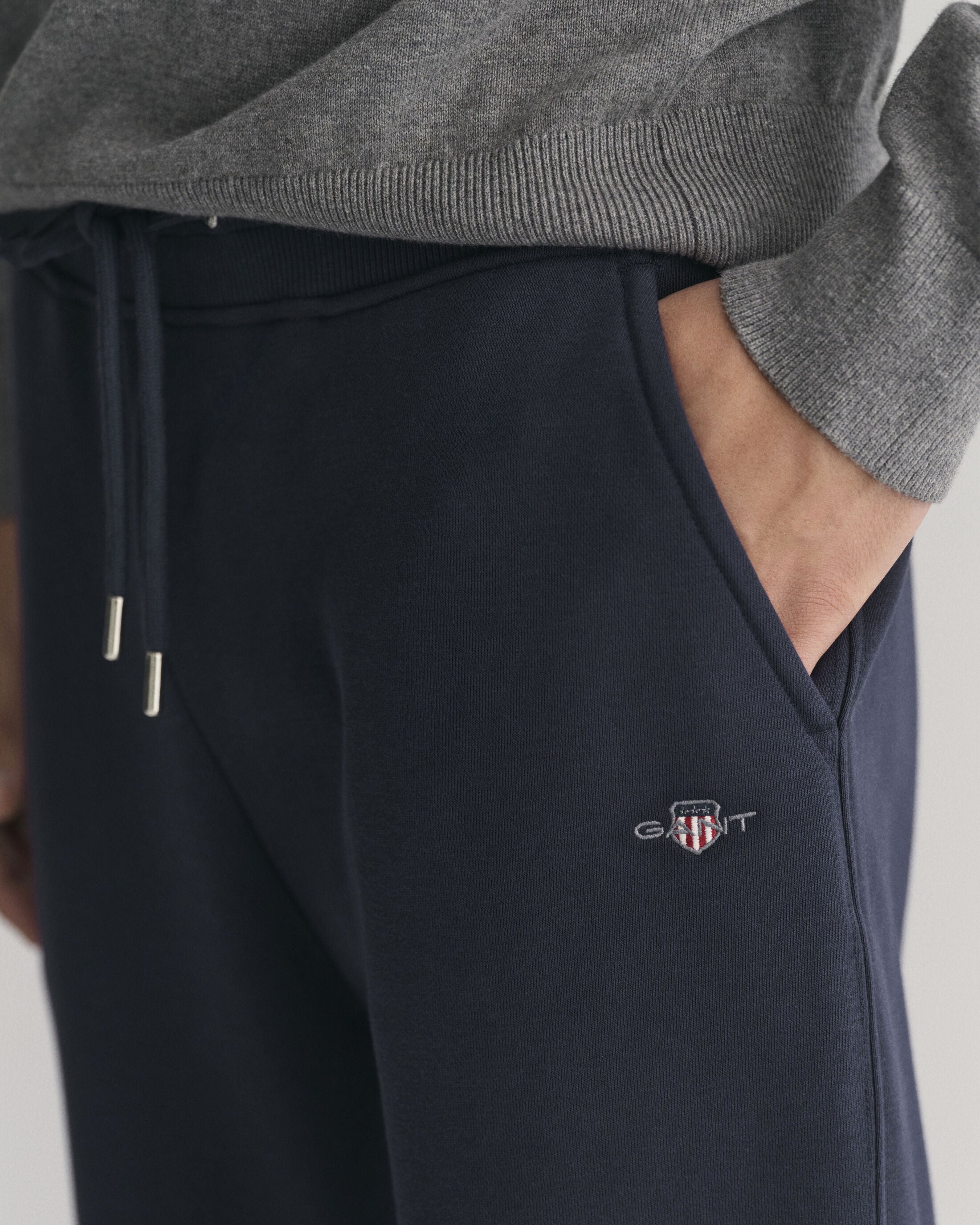 gant-miesten-collegehousut-reg-shield-sweatpant-tummansininen-3