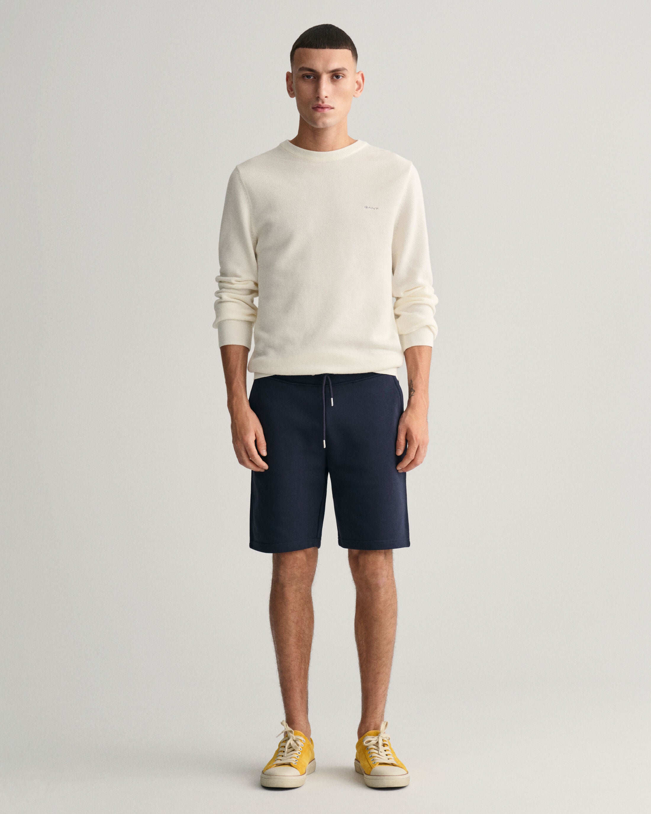 gant-miesten-collegeshortsit-reg-shield-sweat-shorts-tummansininen-1