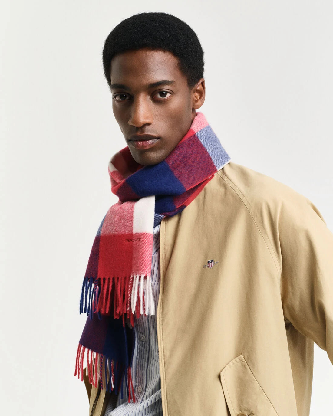 gant-miesten-huivi-check-merino-wool-scarf-punainen-ruutu-1