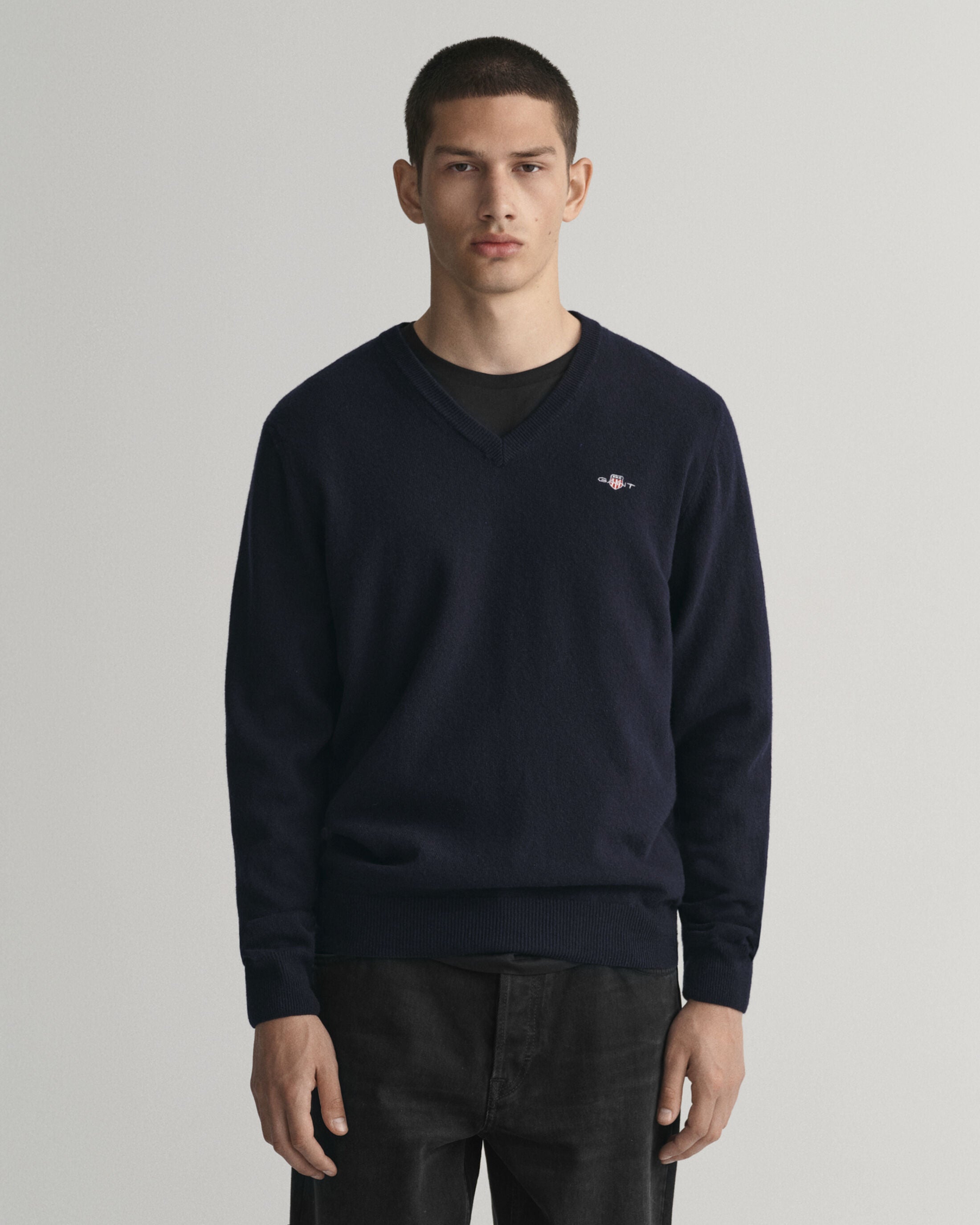 gant-miesten-neule-superfine-lambswool-v-neck-tummansininen-1