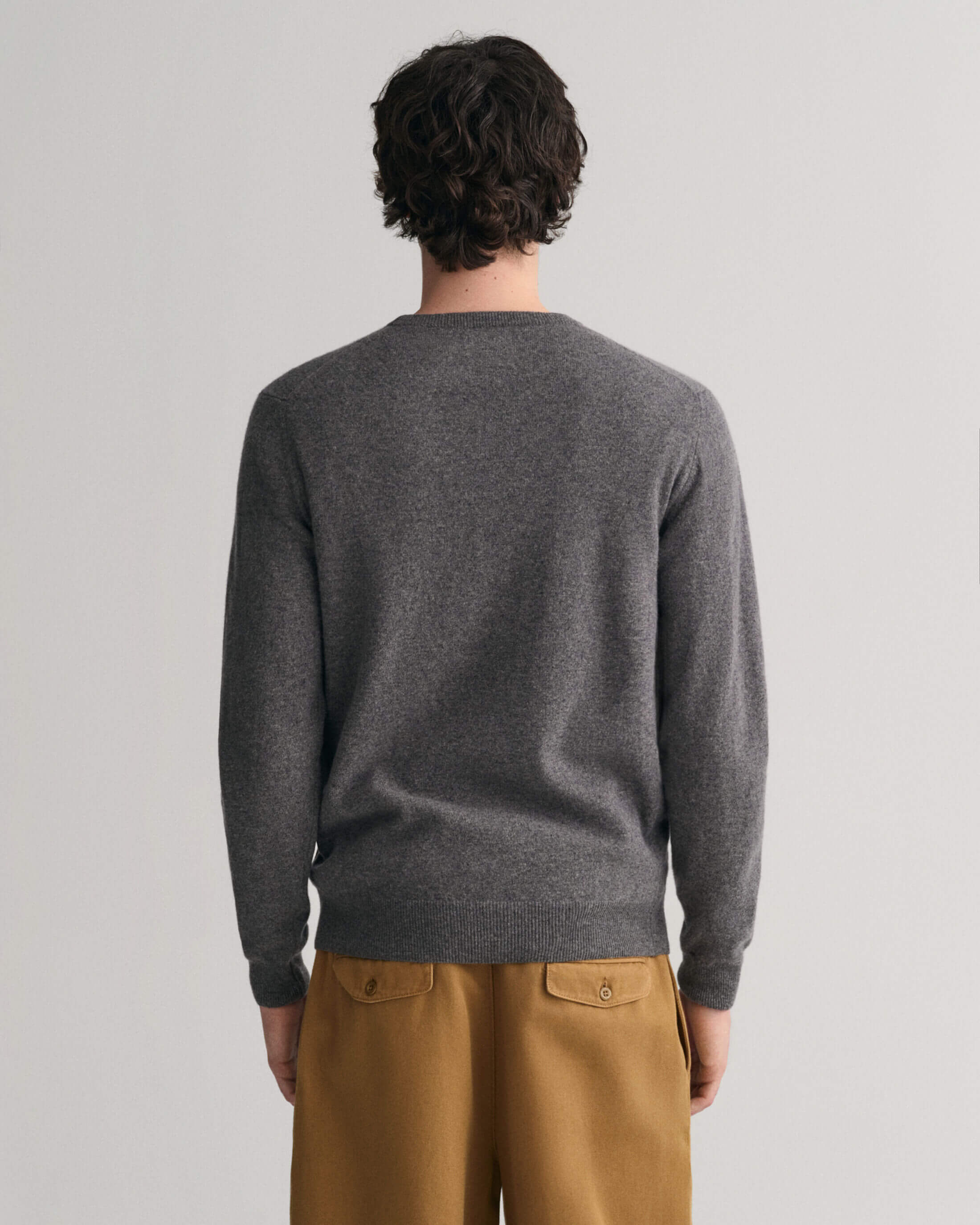 gant-miesten-neulepaita-superfine-lambswool-c-neck-tummanharmaa-2