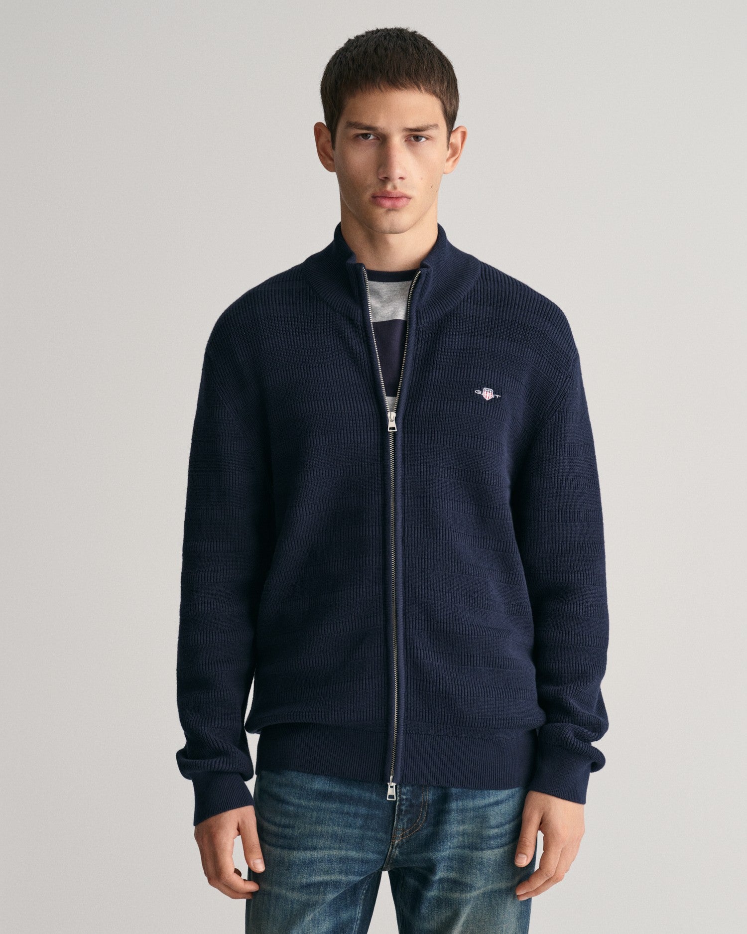 gant-miesten-neuletakki-stripe-textured-cotton-full-zip-tummansininen-1