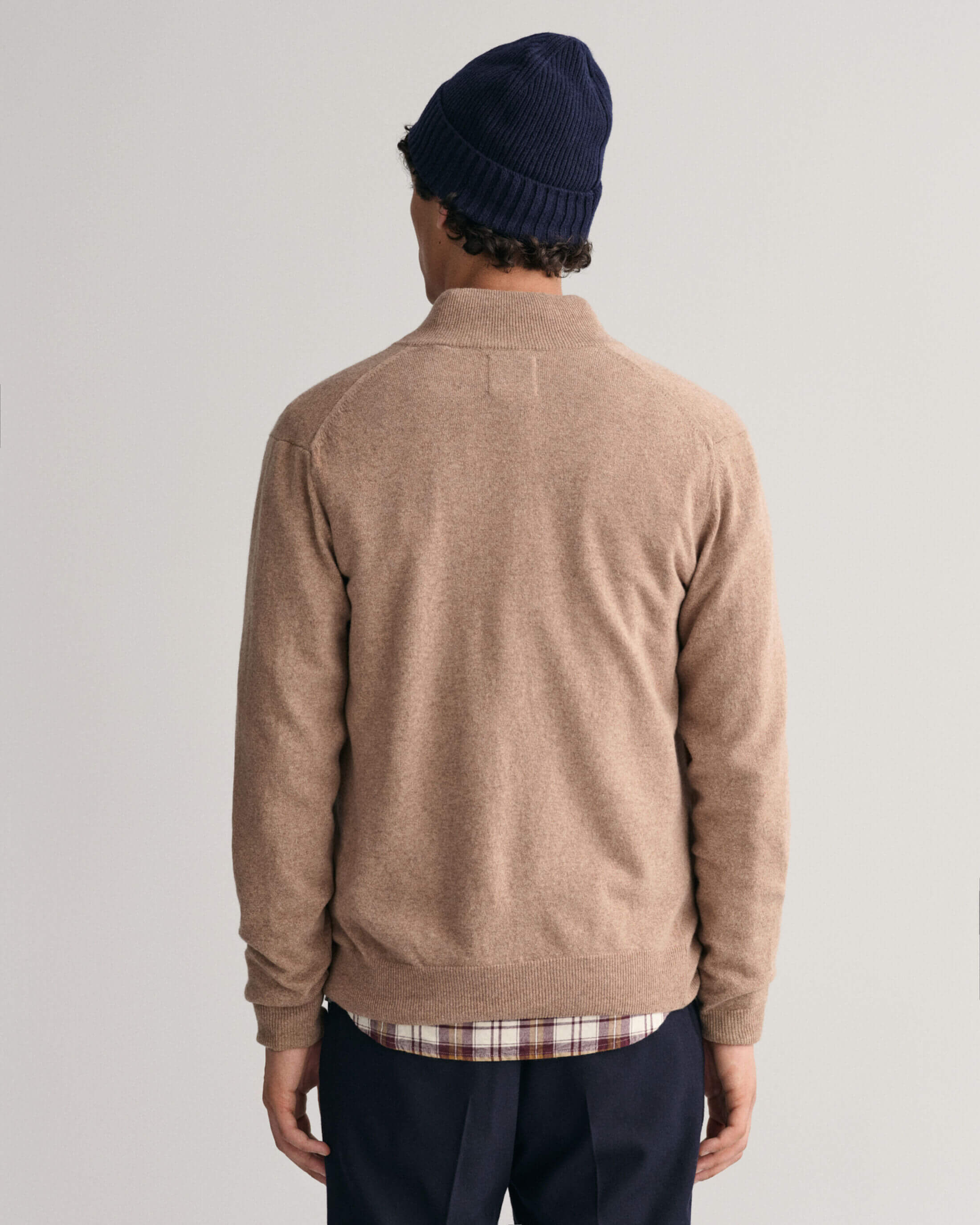 gant-miesten-neuletakki-superfine-lambswool-zip-cardigan-beige-2