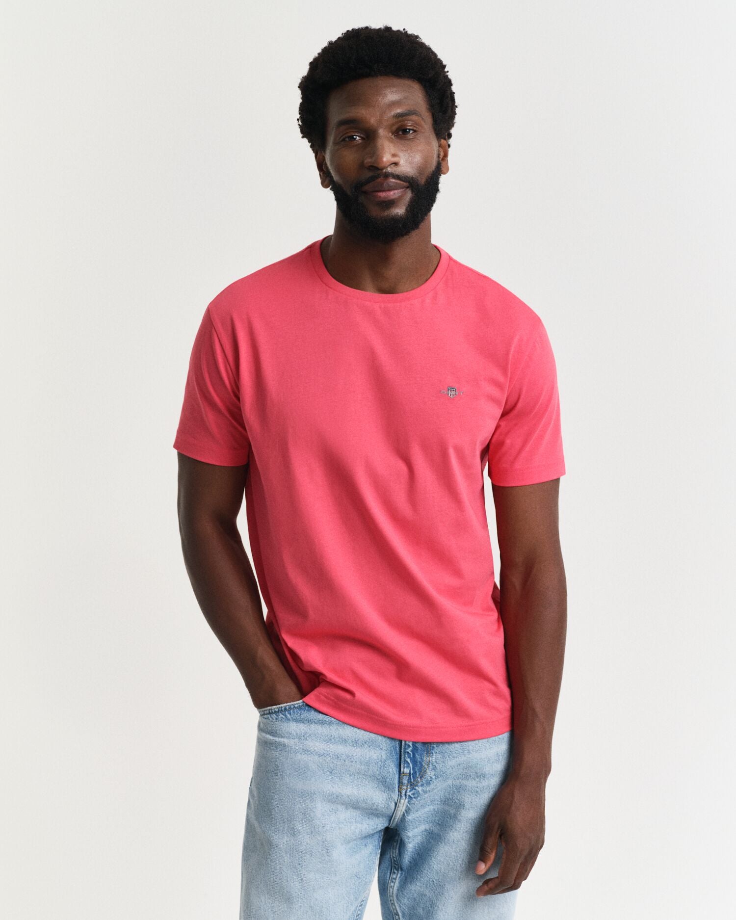 gant-miesten-t-paita-reg-shield-ss-t-shirt-fuksianpunainen-1