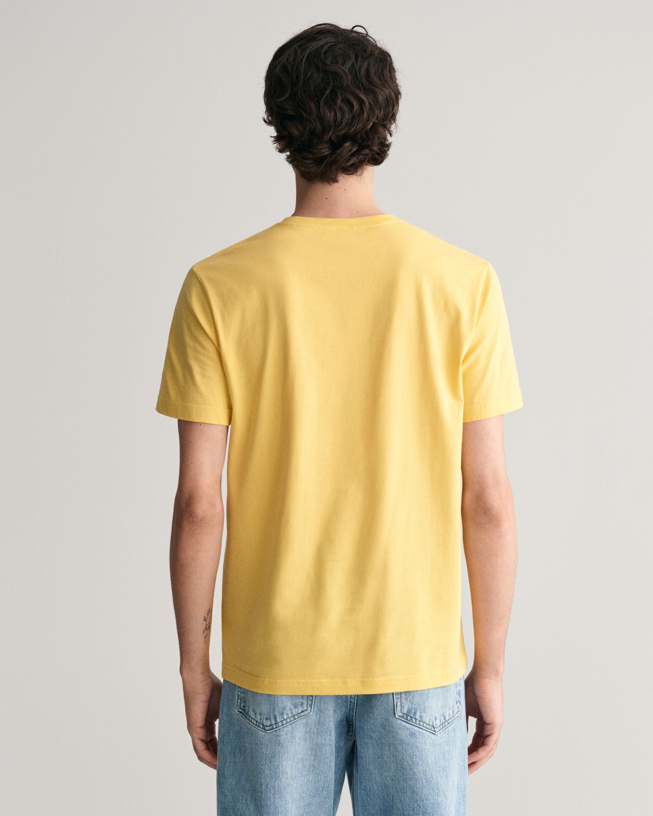 gant-miesten-t-paita-reg-shield-ss-t-shirt-keltainen-2