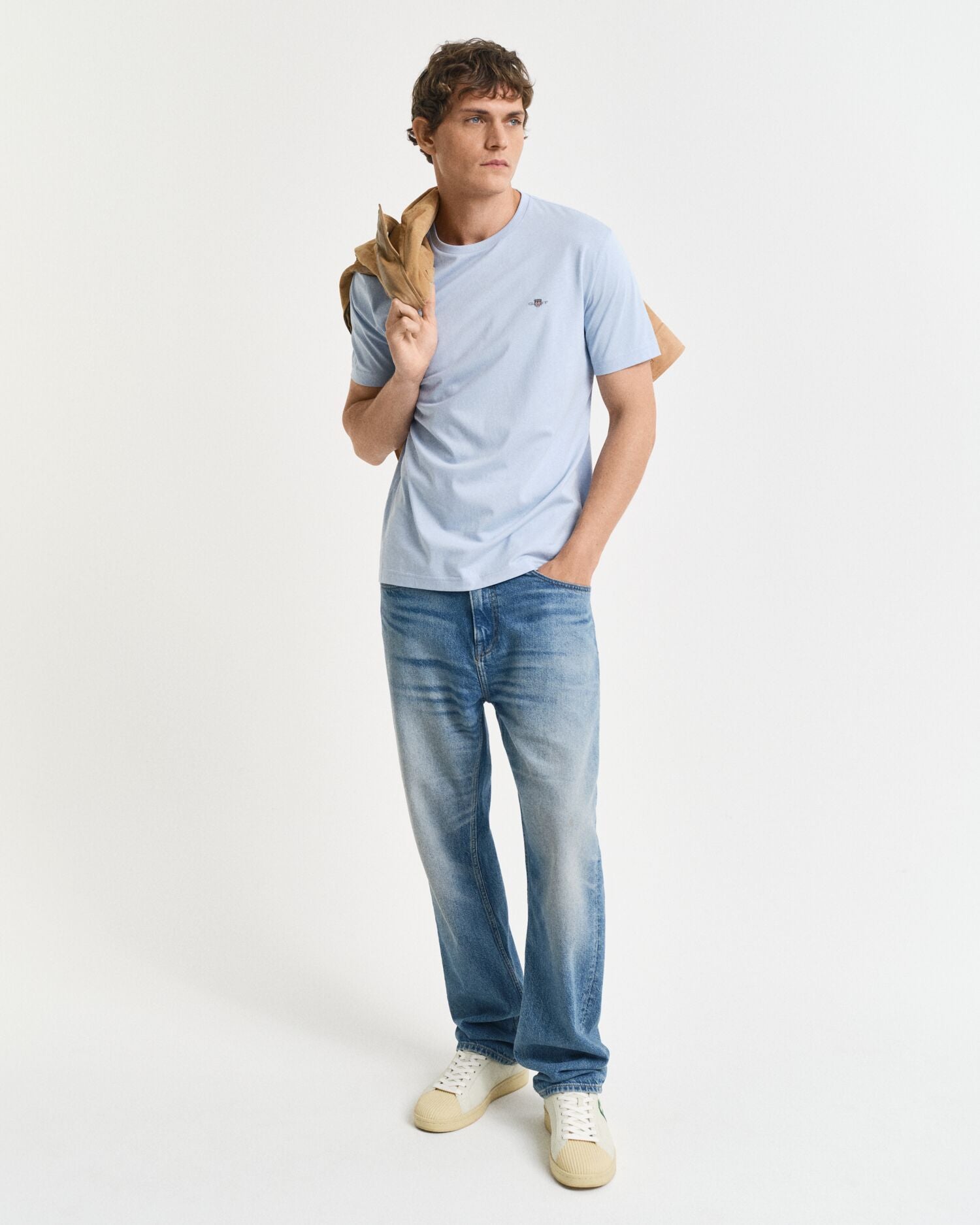 gant-miesten-t-paita-reg-shield-ss-t-shirt-vaaleansininen-3