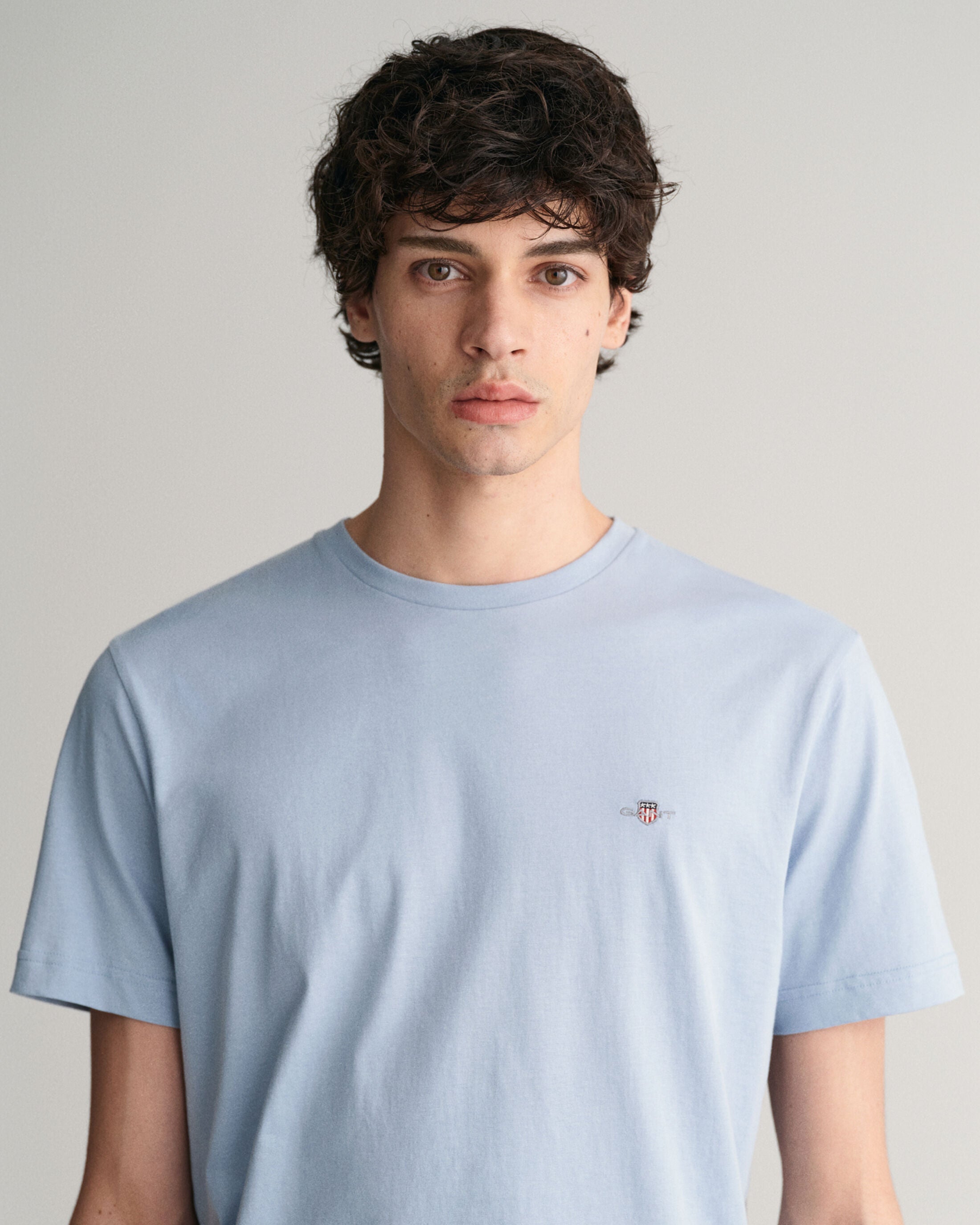 gant-miesten-t-paita-reg-shield-ss-t-shirt-vaaleansininen-4