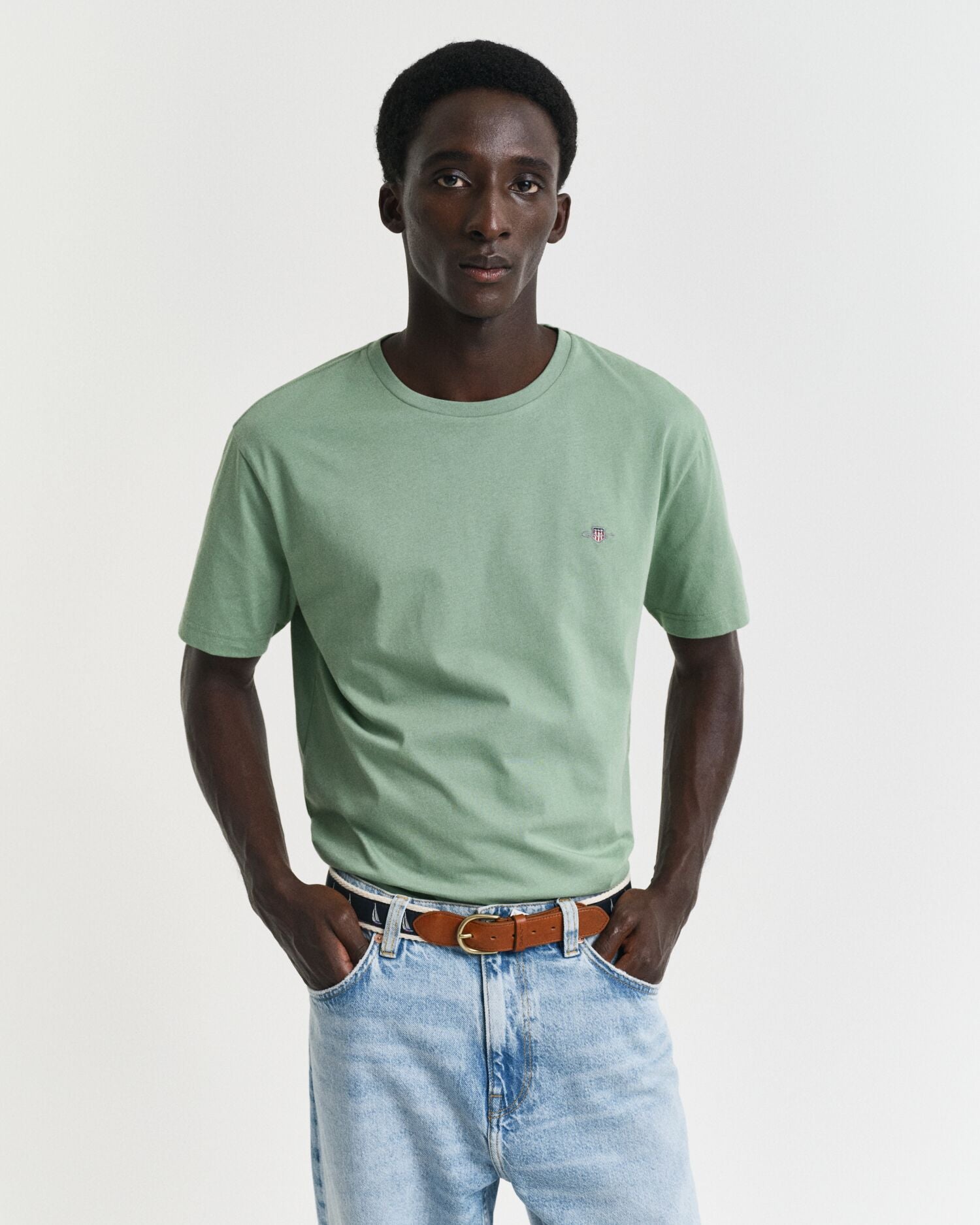 gant-miesten-t-paita-reg-shield-ss-t-shirt-vihrea-1