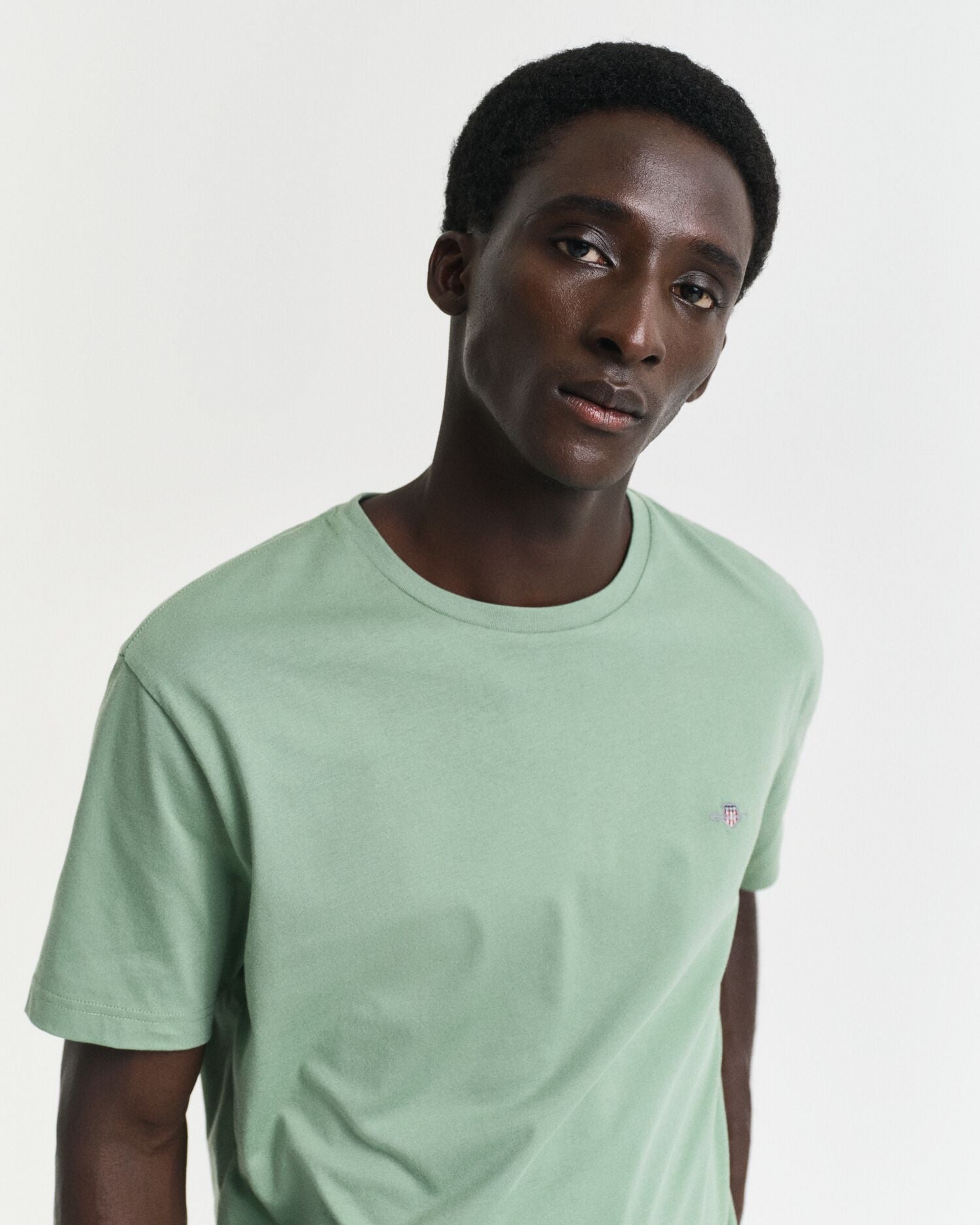 gant-miesten-t-paita-reg-shield-ss-t-shirt-vihrea-4