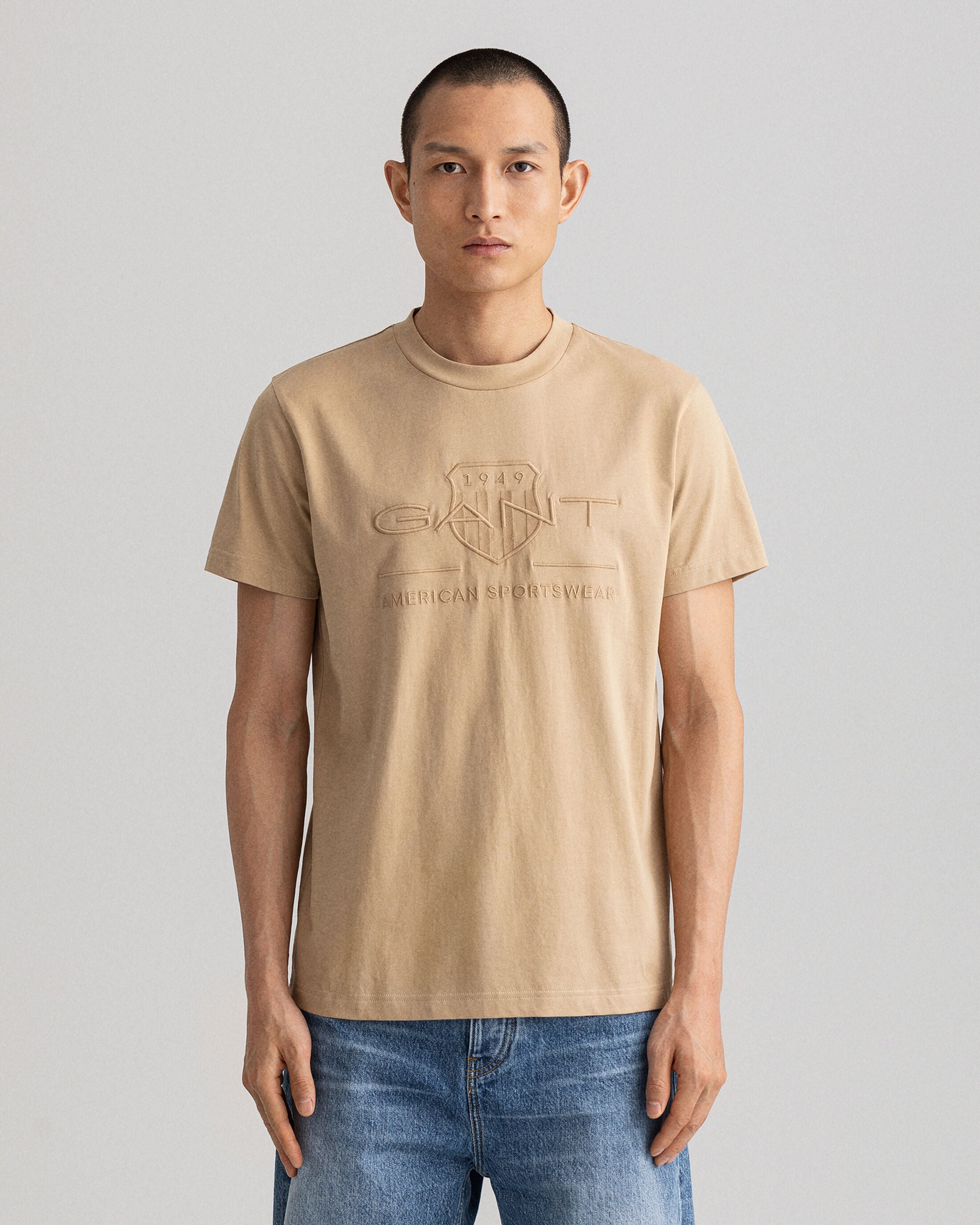 gant-miesten-t-paita-tonal-archive-shield-t-shirt-beige-1