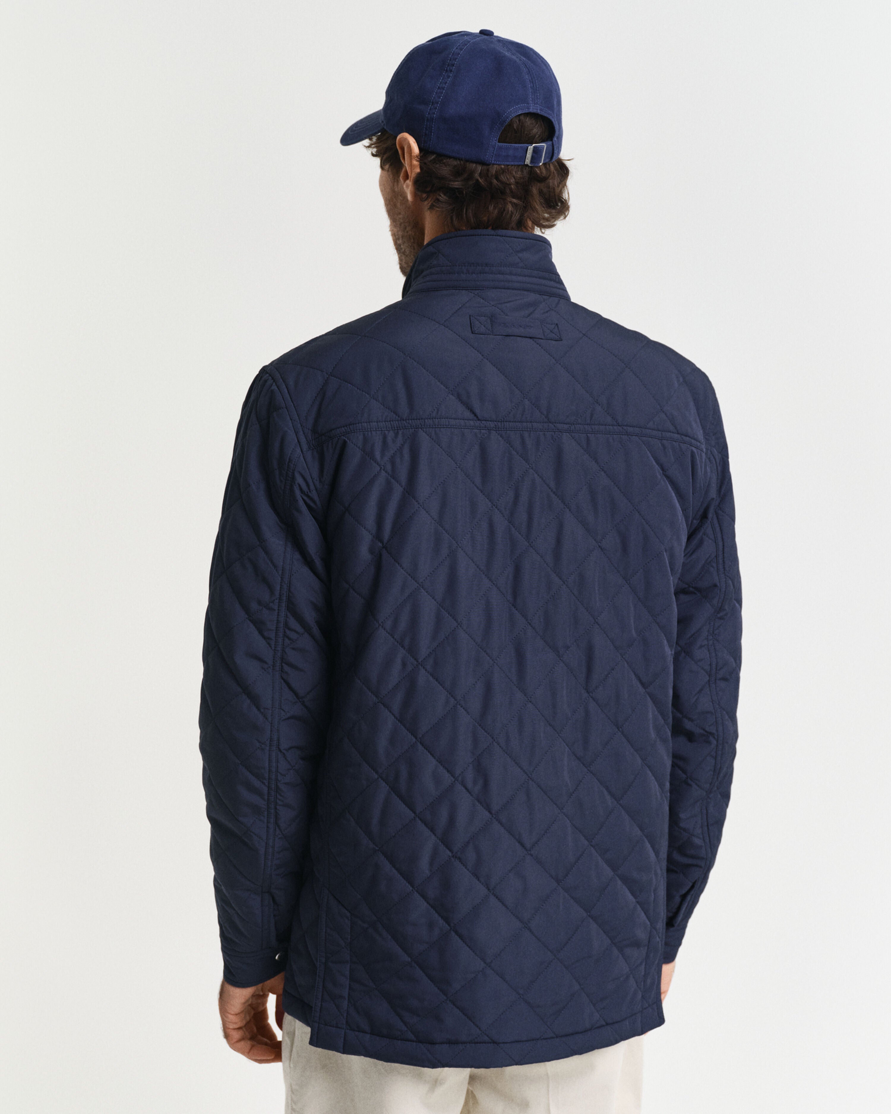 gant-miesten-tikkitakki-quilted-windcheater-mid-jacket-tummansininen-2