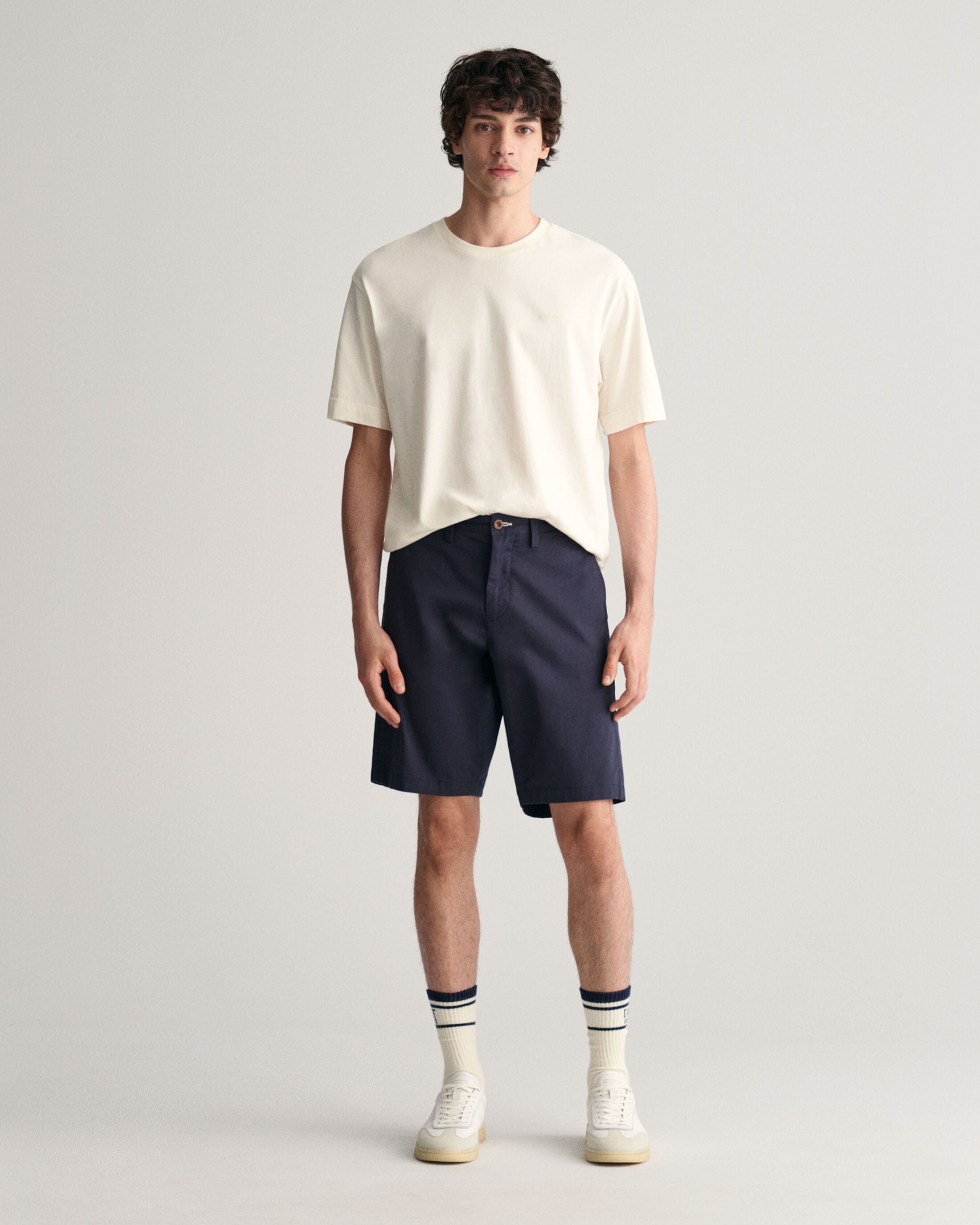 gant-miesten-tvillishortsit-relaxed-twill-shorts-tummansininen-1