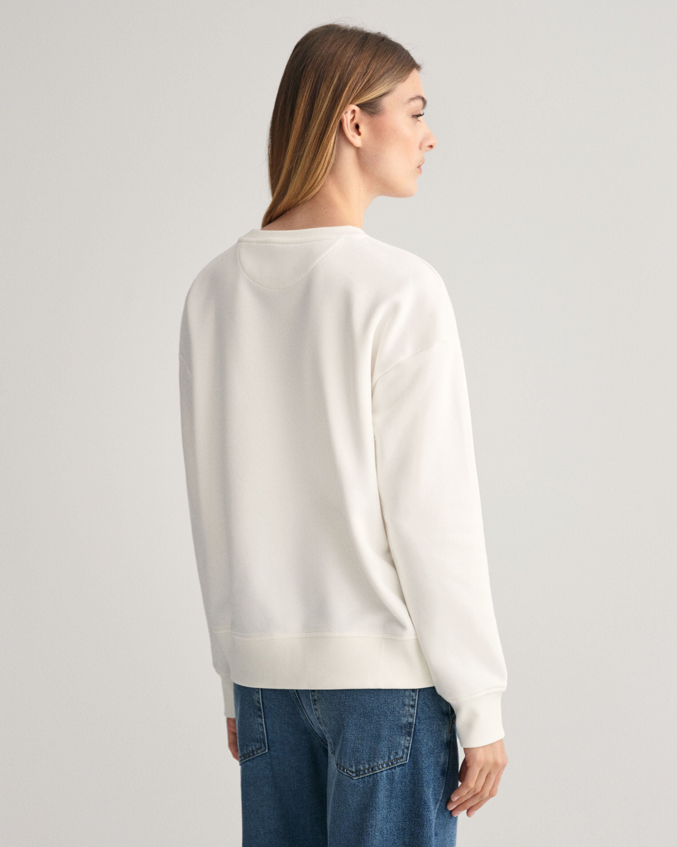 gant-naisten-collegepaita-shield-c-neck-sweat-luonnonvalkoinen-2