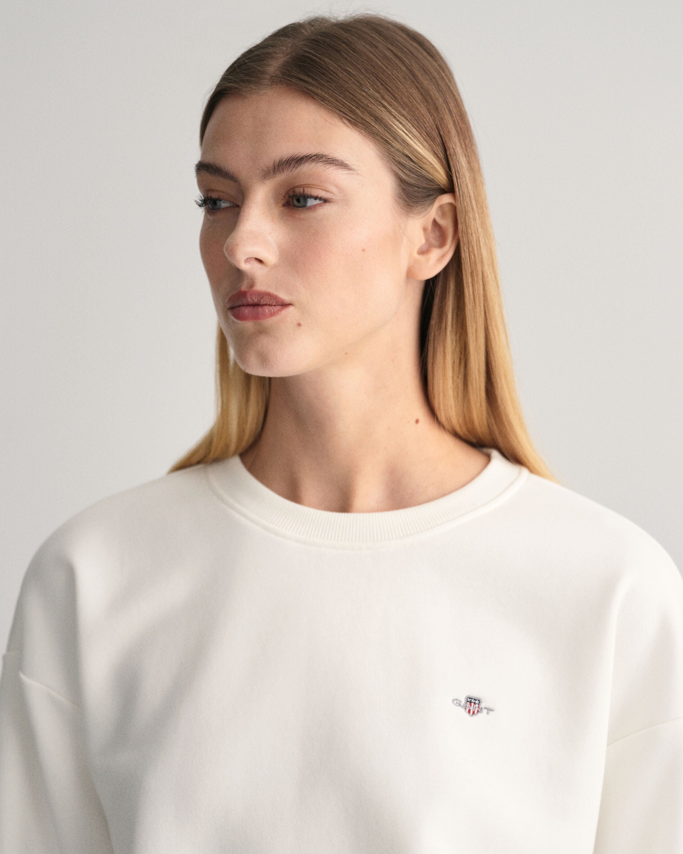 gant-naisten-collegepaita-shield-c-neck-sweat-luonnonvalkoinen-3