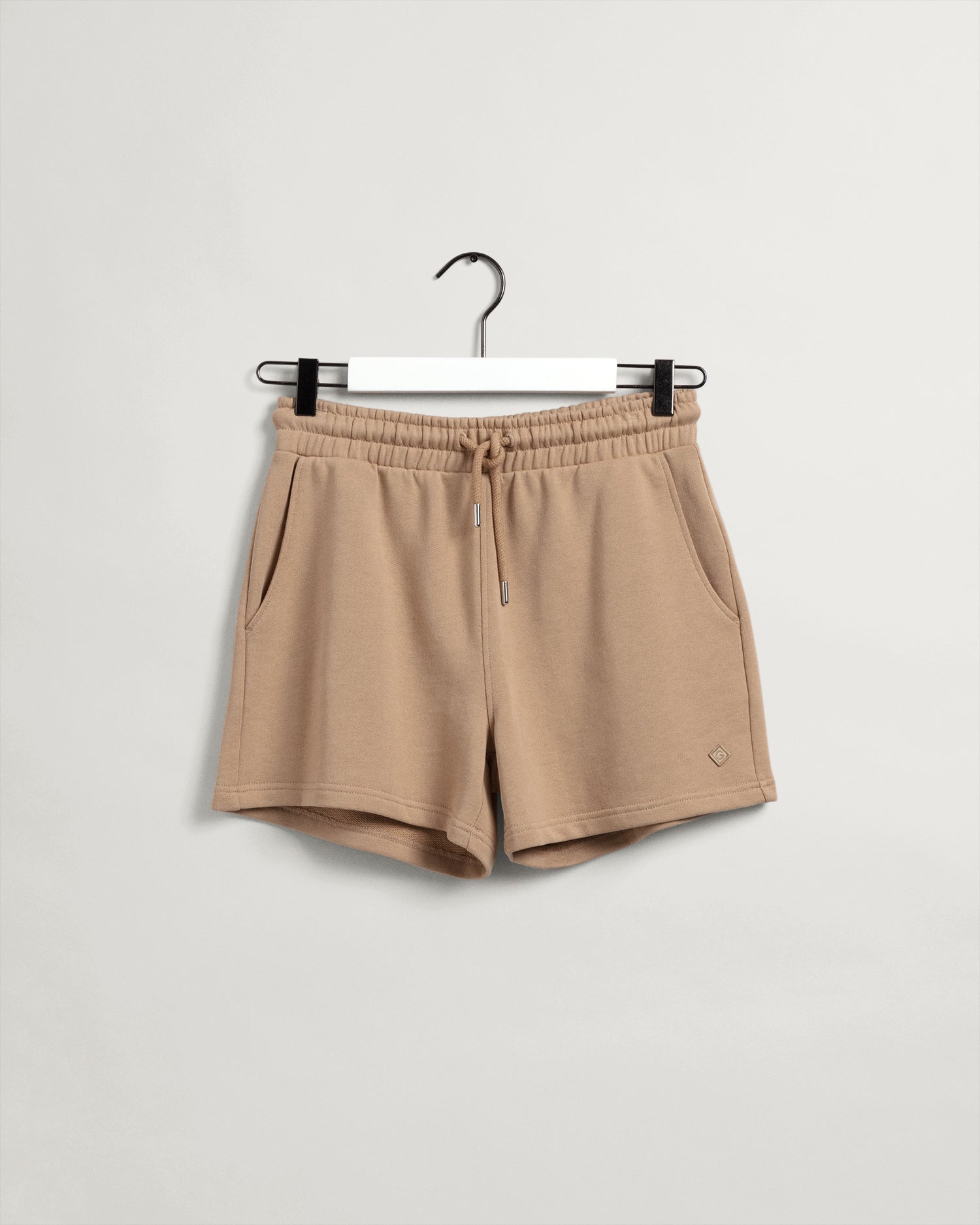 gant-naisten-collegeshortsit-rel-icon-g-shorts-vaalea-beige-1