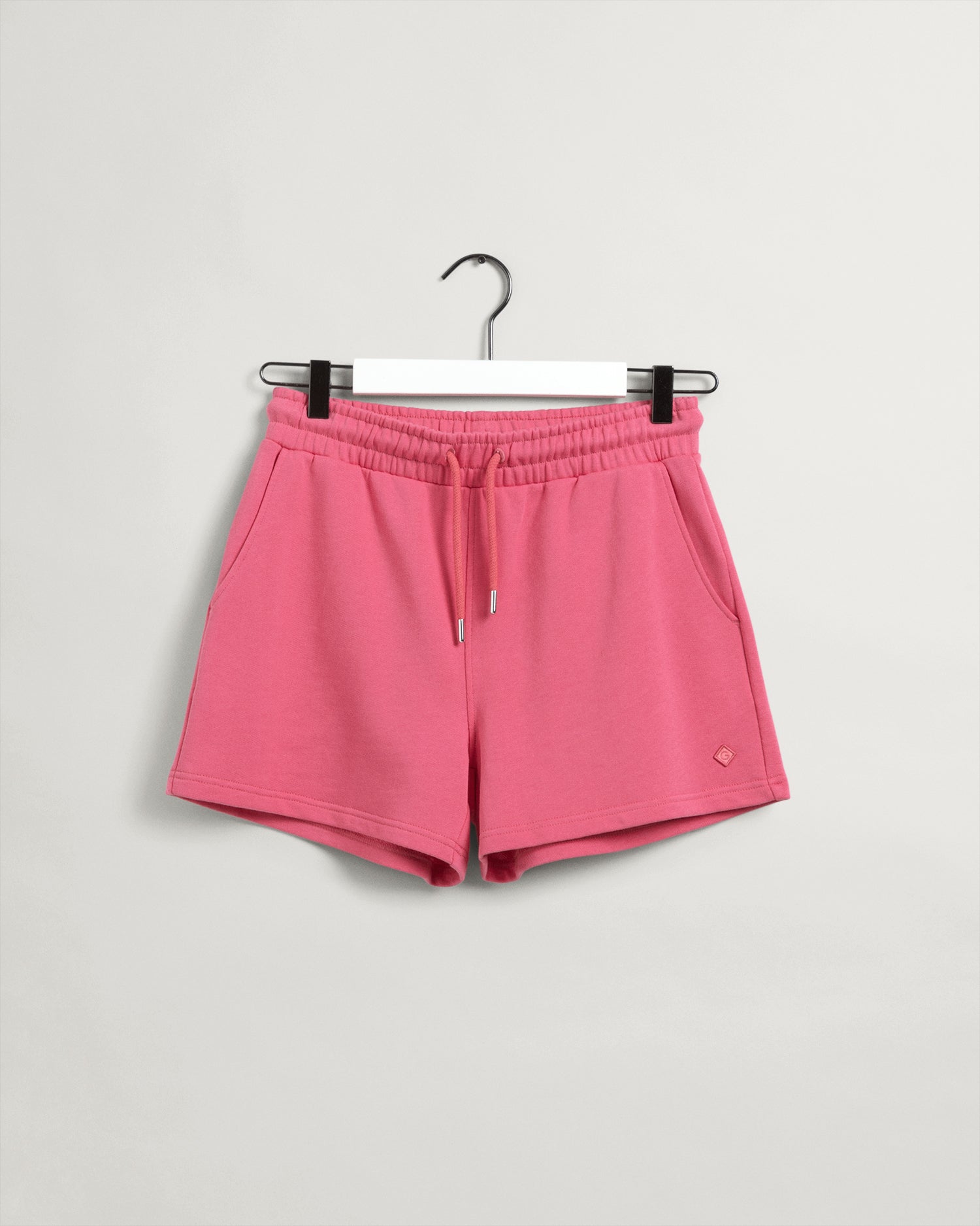 gant-naisten-collegeshortsit-rel-icon-g-shorts-vadelma-1