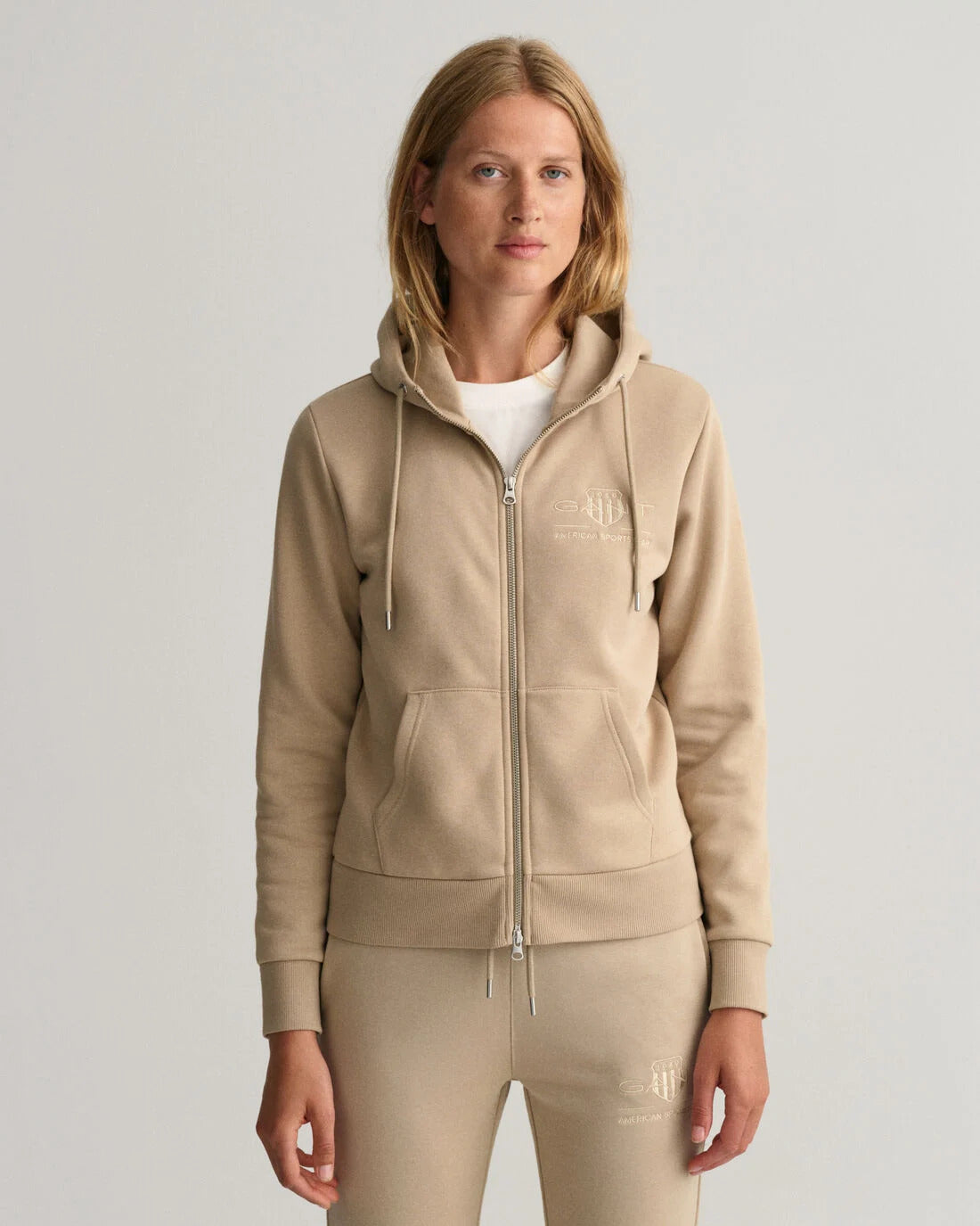 gant-naisten-huppari-tonal-archive-shield-zip-hoodie-vaalea-beige-1
