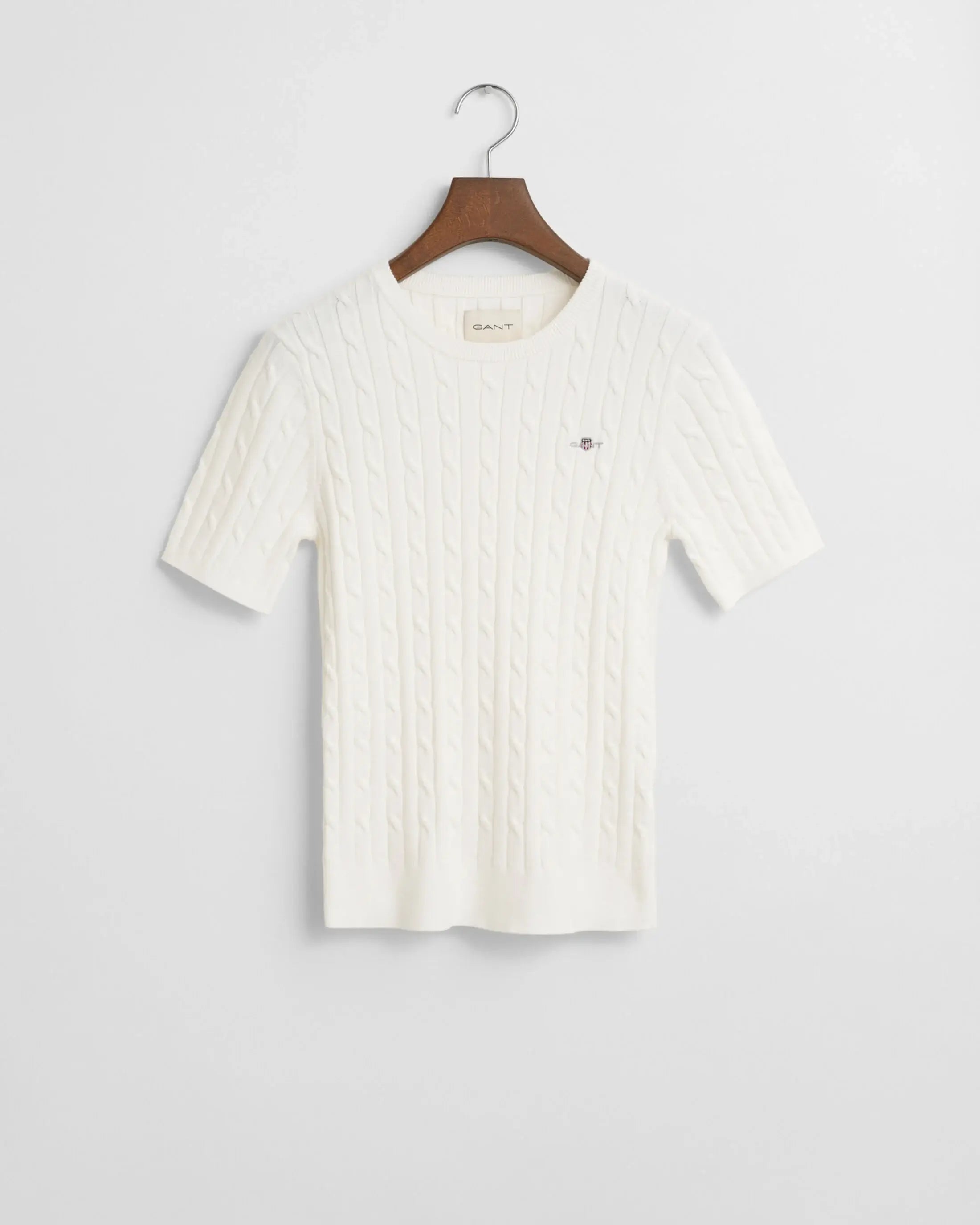 gant-naisten-lyhythihainen-neulepusero-stretch-cotton-cable-ss-c-neck-luonnonvalkoinen-1