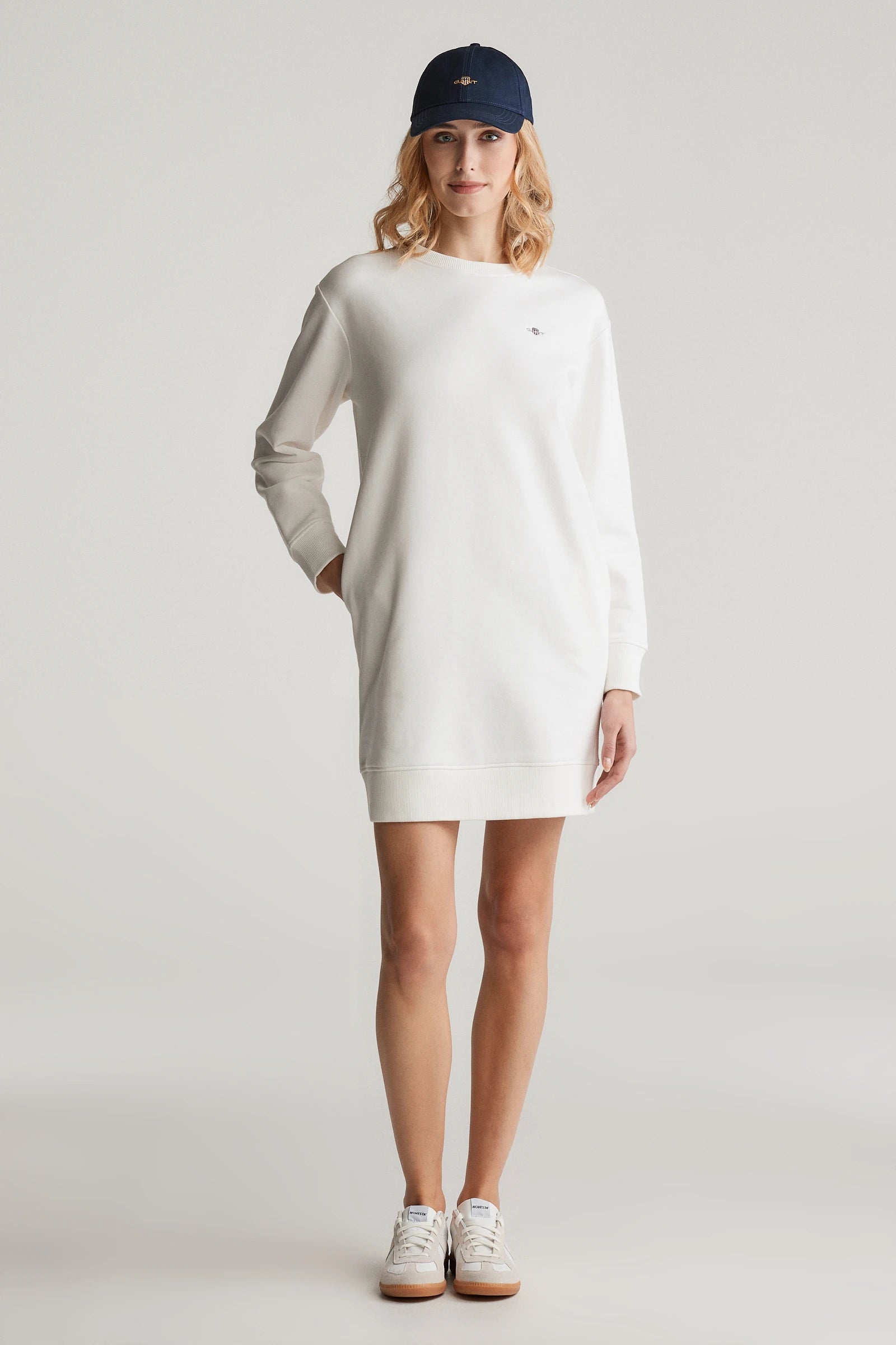 gant-naisten-mekko-shield-c-neck-sweat-dress-luonnonvalkoinen-1