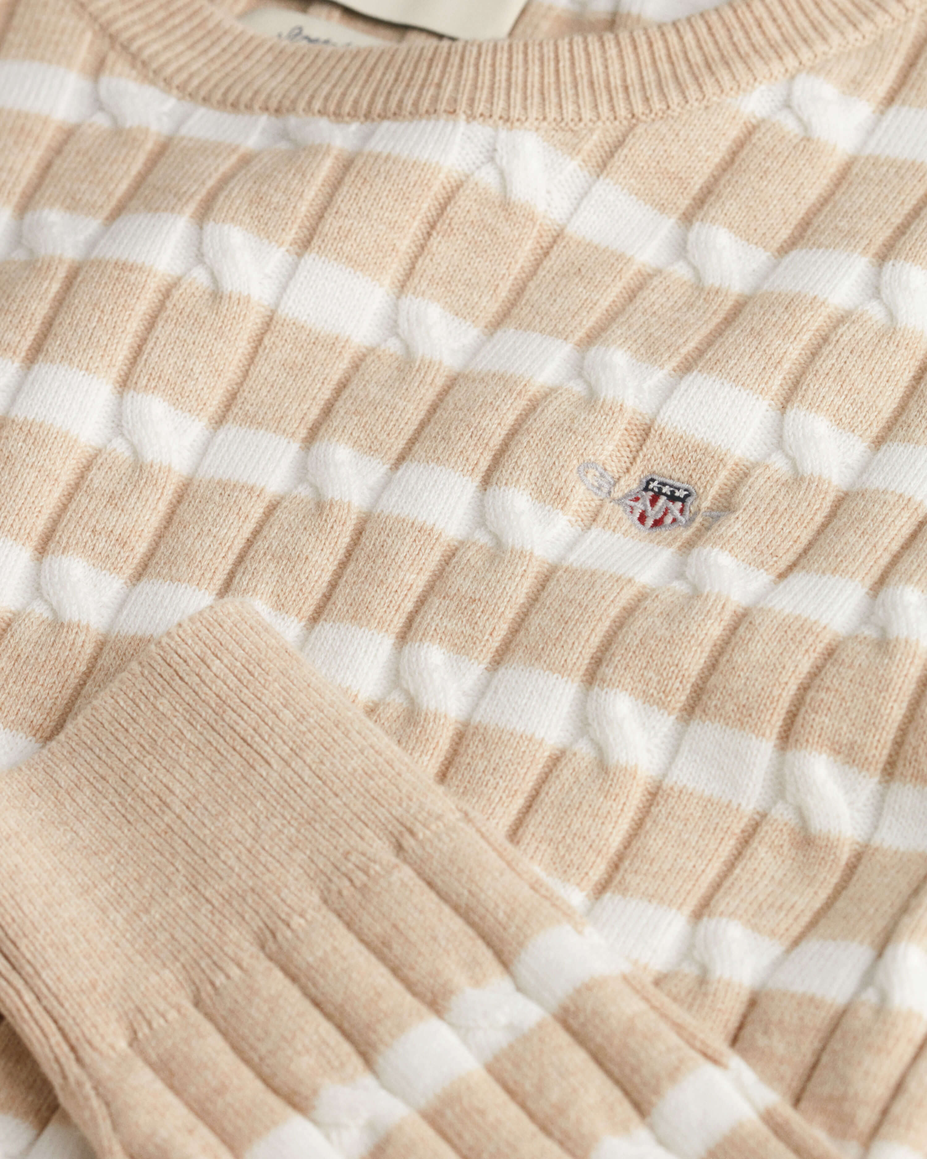 gant-naisten-neulepusero-stretch-cotton-cable-stripe-c-neck-beige-kuosi-2