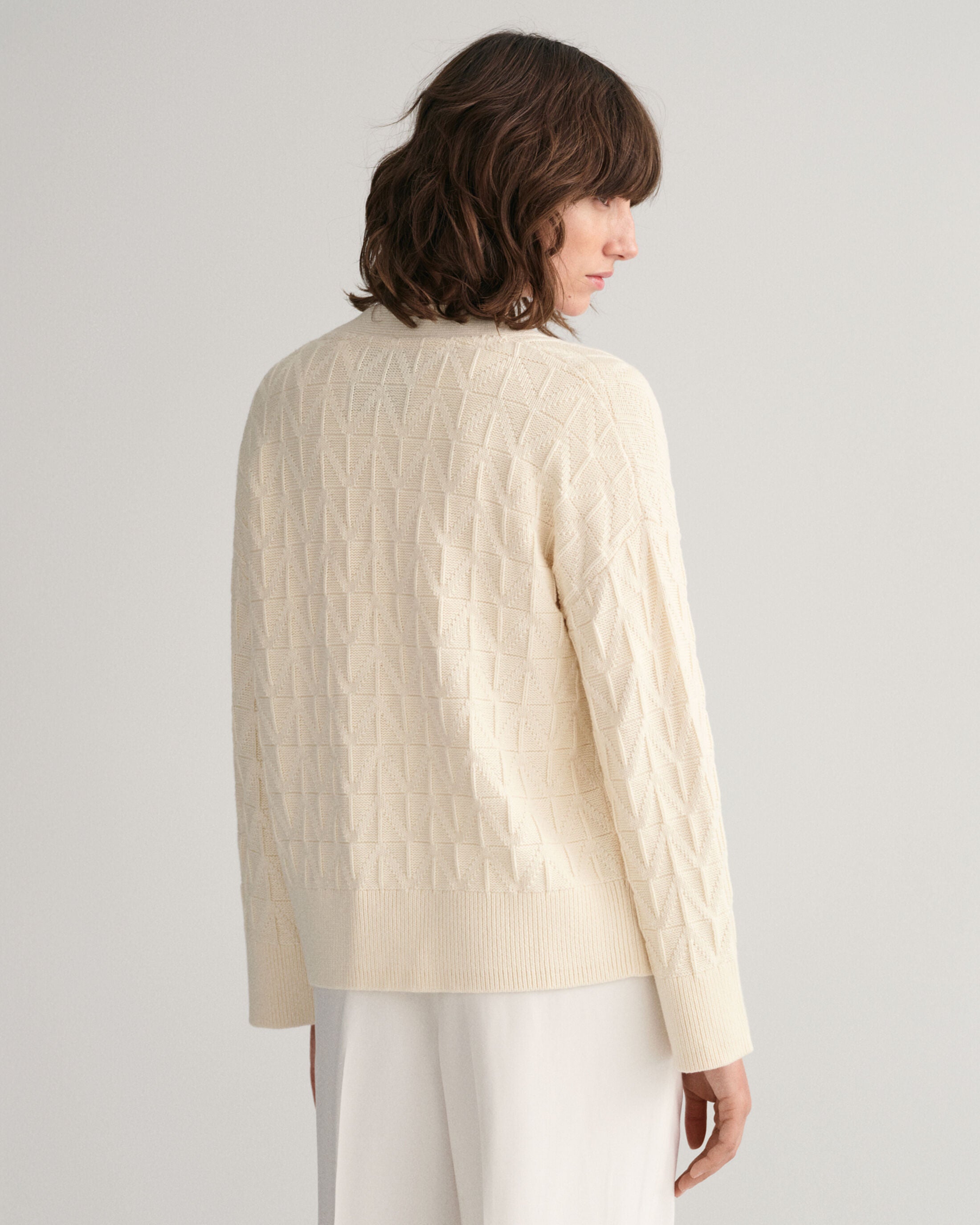 gant-naisten-neuletakki-herrigbone-t-neck-cardigan-luonnonvalkoinen-2