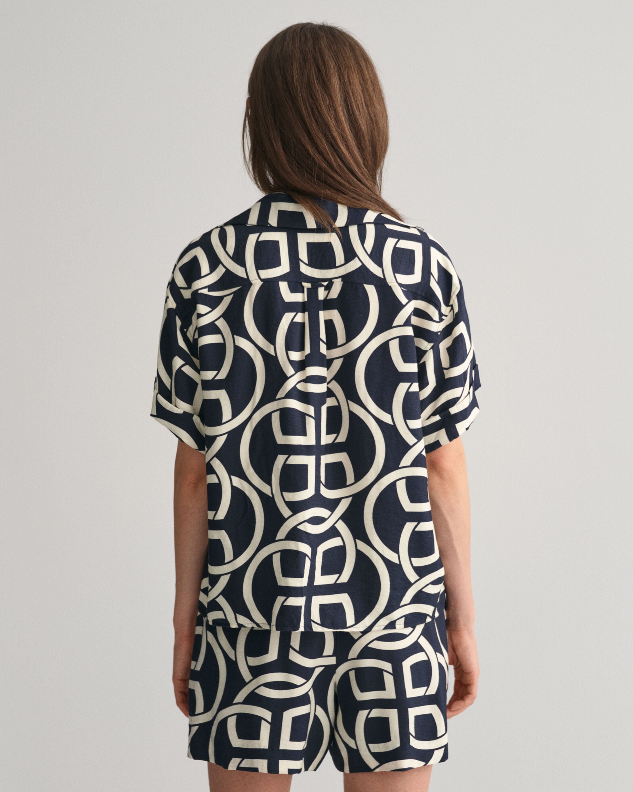 gant-naisten-paita-rel-monogram-print-ss-popover-sininen-kuosi-2