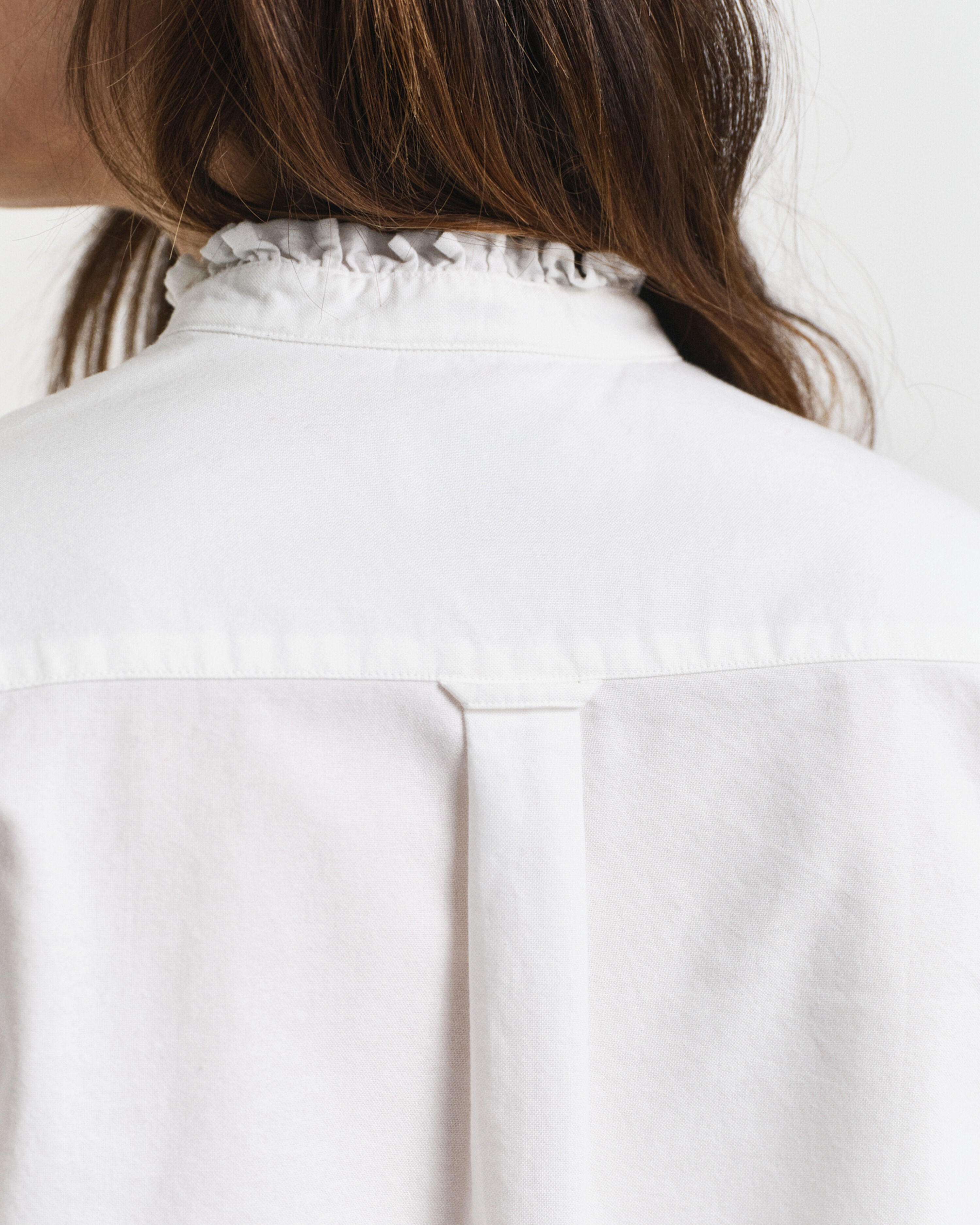 gant-naisten-paitapusero-reg-classic-oxford-frill-blouse-valkoinen-3