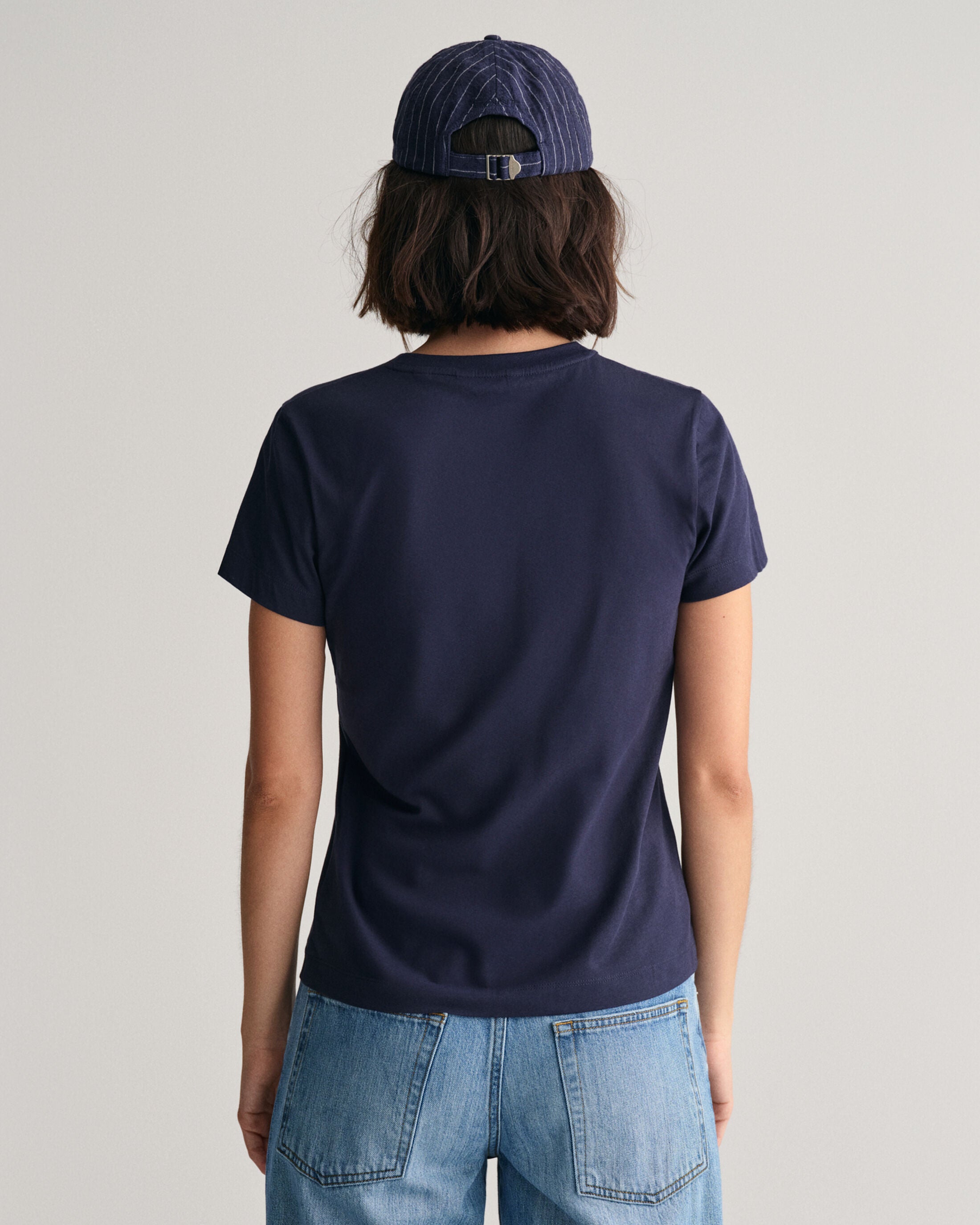 gant-naisten-t-paita-reg-shield-ss-t-shirt-tummansininen-2