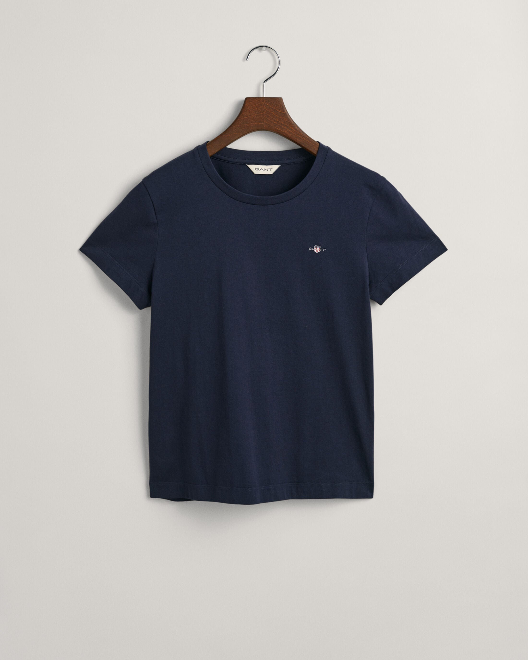 gant-naisten-t-paita-reg-shield-ss-t-shirt-tummansininen-3