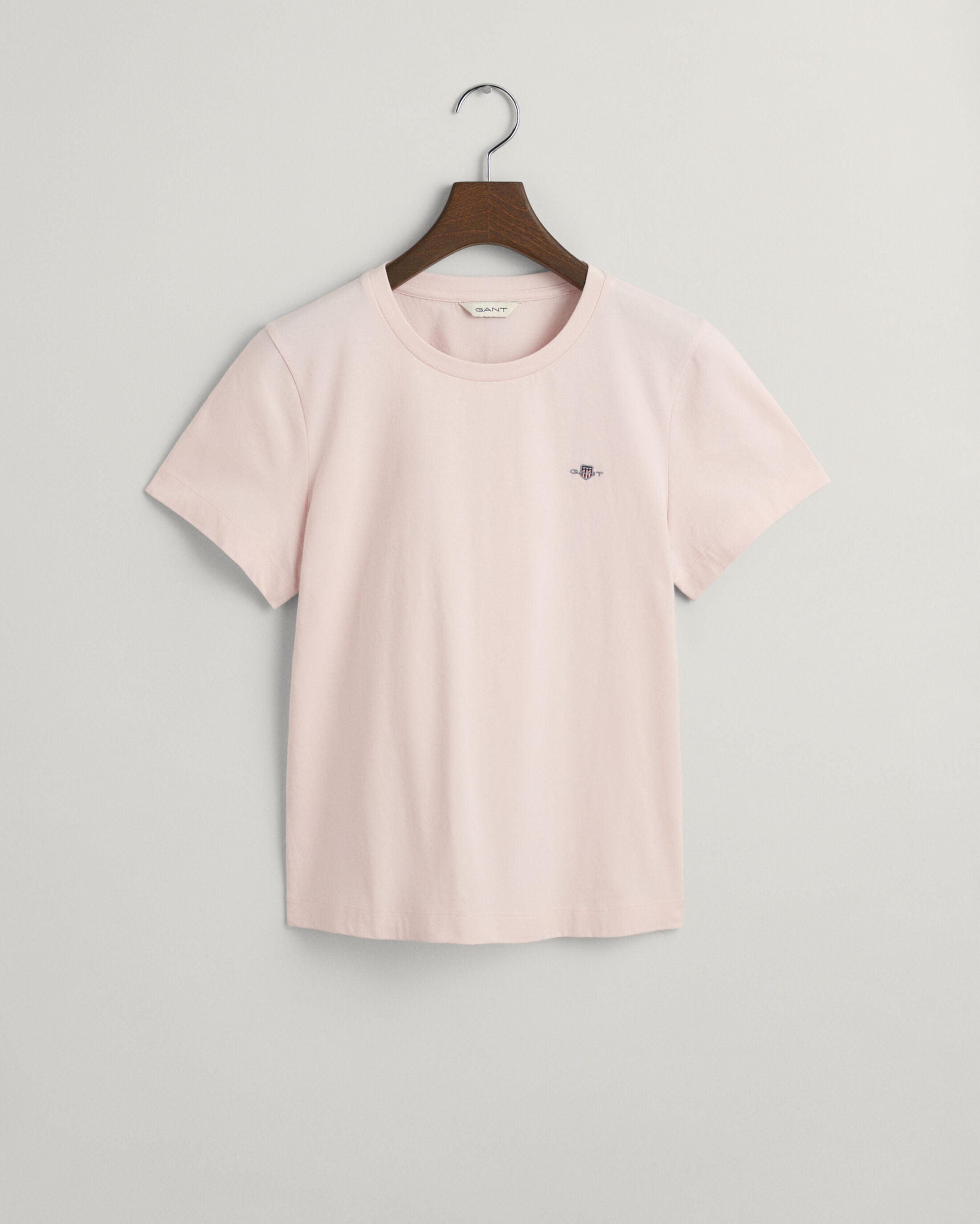 gant-naisten-t-paita-reg-shield-ss-t-shirt-vaaleanpunainen-3