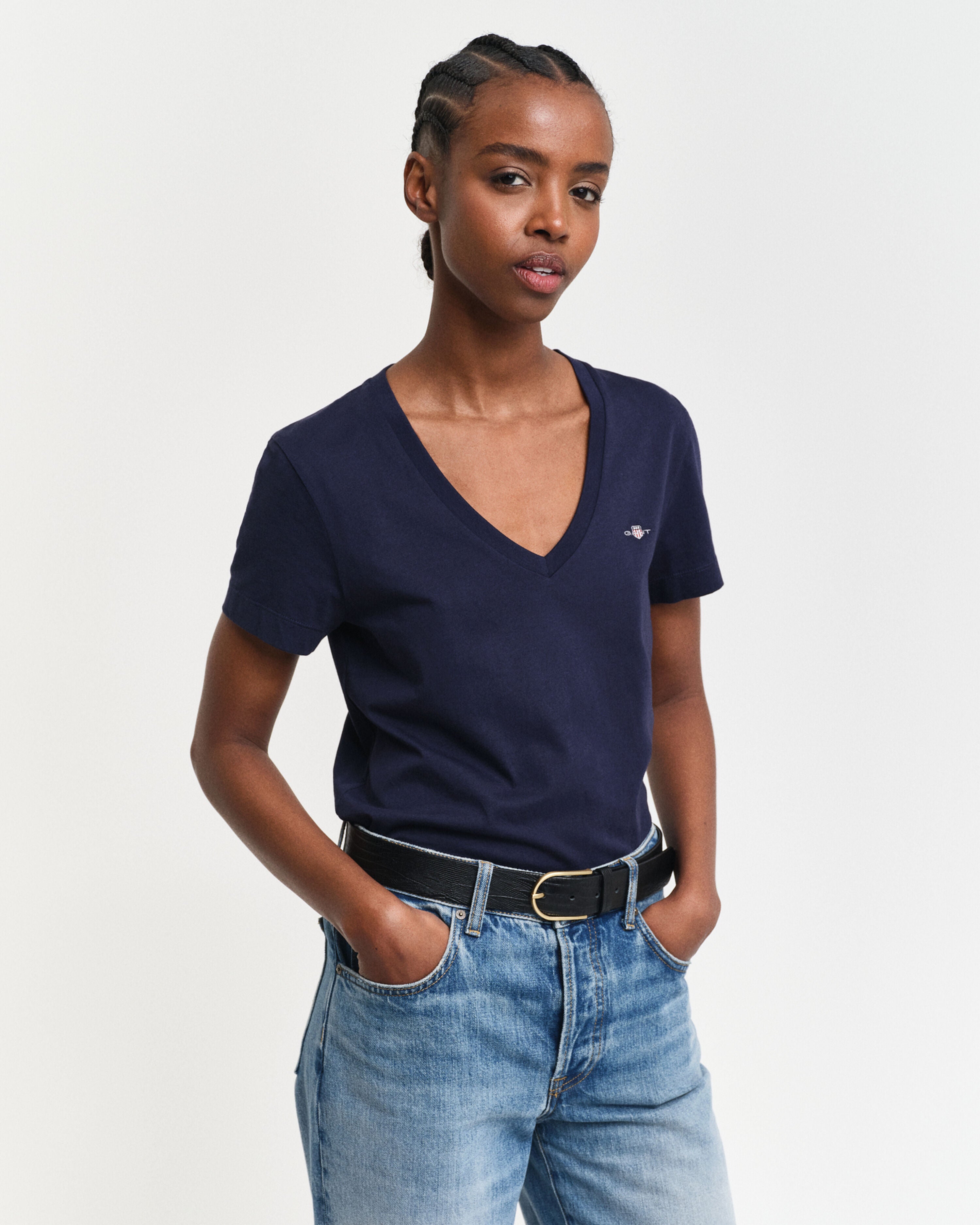 gant-naisten-t-paita-reg-shield-ss-v-neck-t-shirt-tummansininen-1