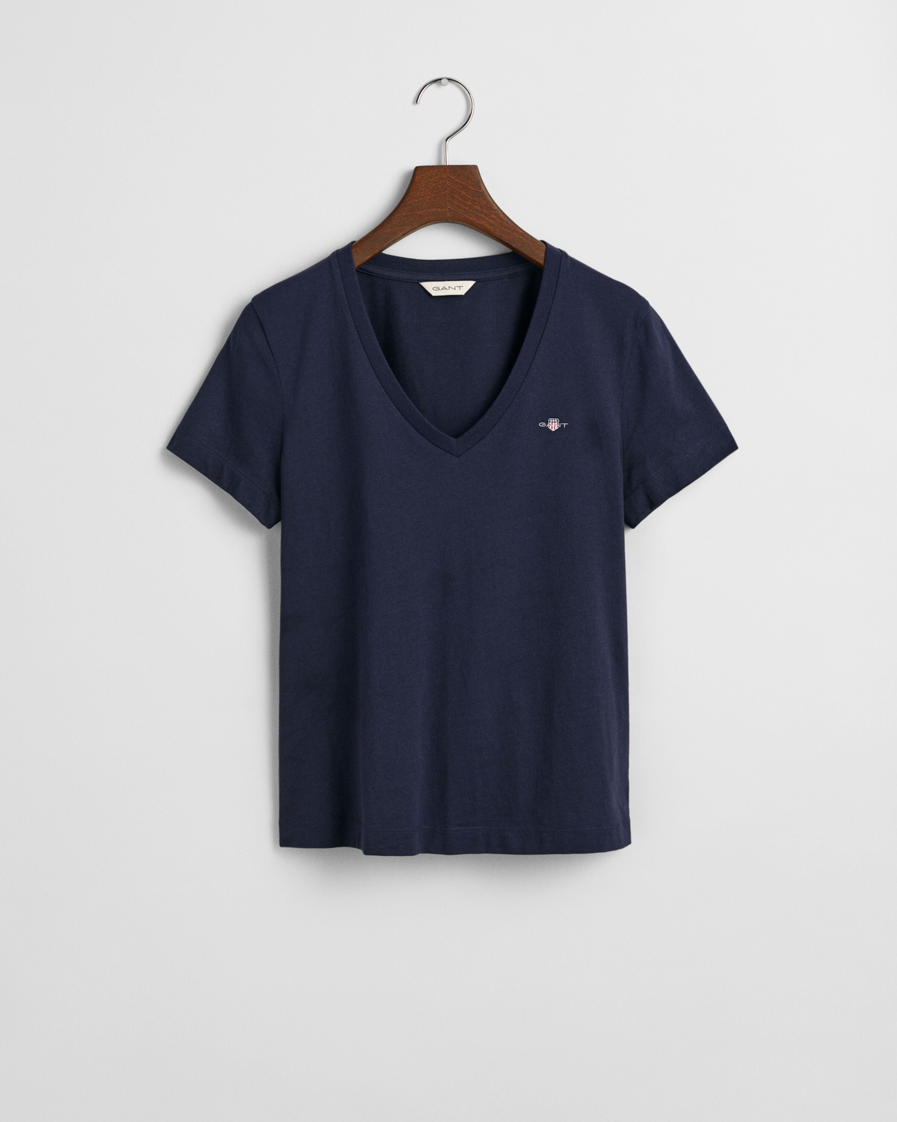 gant-naisten-t-paita-reg-shield-ss-v-neck-t-shirt-tummansininen-3