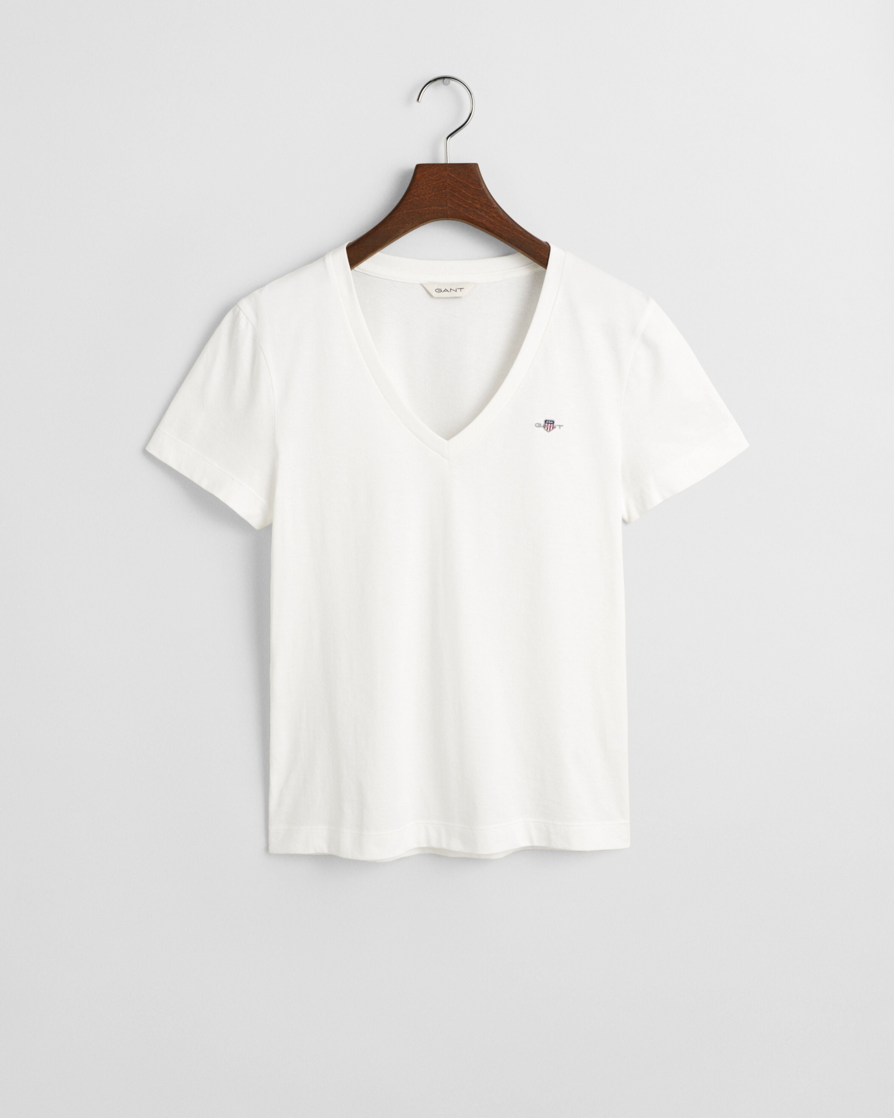 gant-naisten-t-paita-reg-shield-ss-v-neck-t-shirt-valkoinen-3