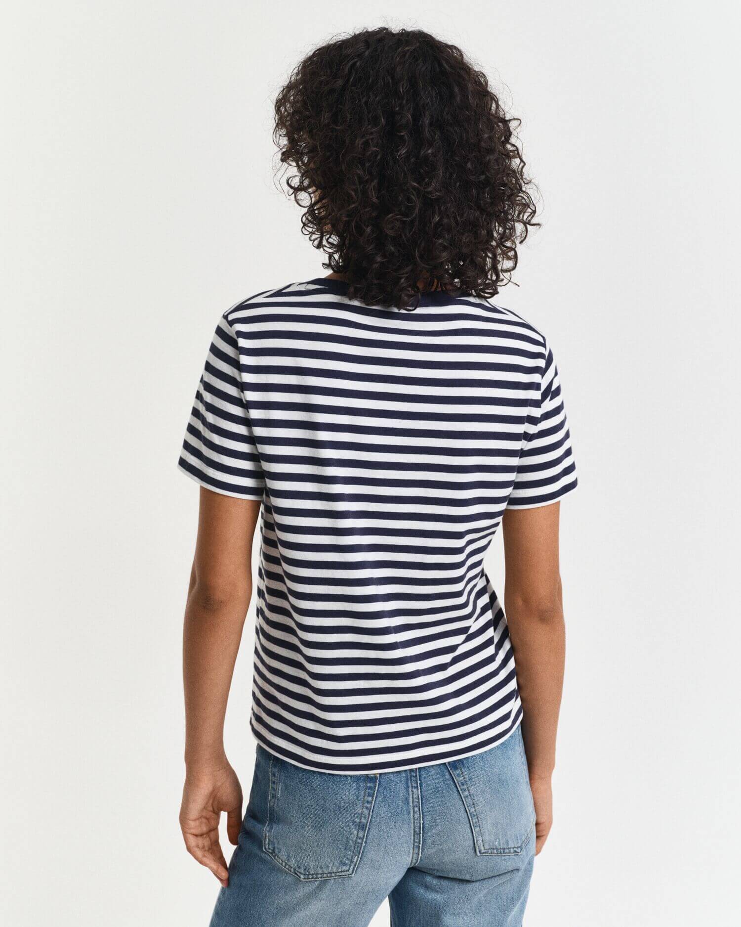 gant-naisten-t-paita-reg-striped-shield-v-neck-t-shirt-raidallinen-sininen-2