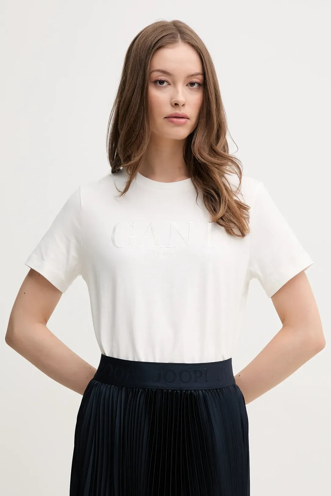 gant-naisten-t-paita-reg-tonal-graphic-ss-t-shirt-valkoinen-1
