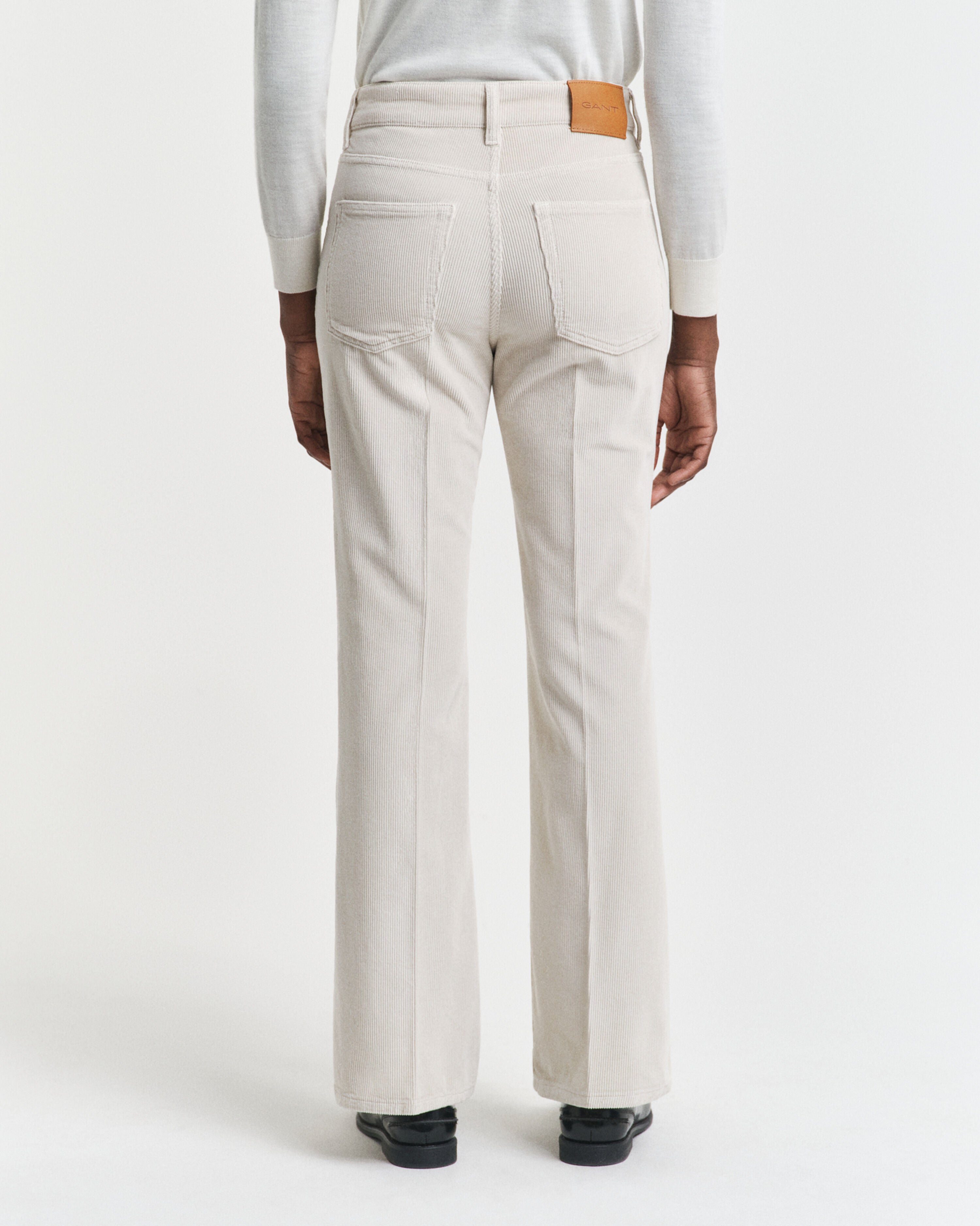 gant-naisten-vakosamettihousut-slim-flare-stretch-corduroy-jeans-luonnonvalkoinen-2