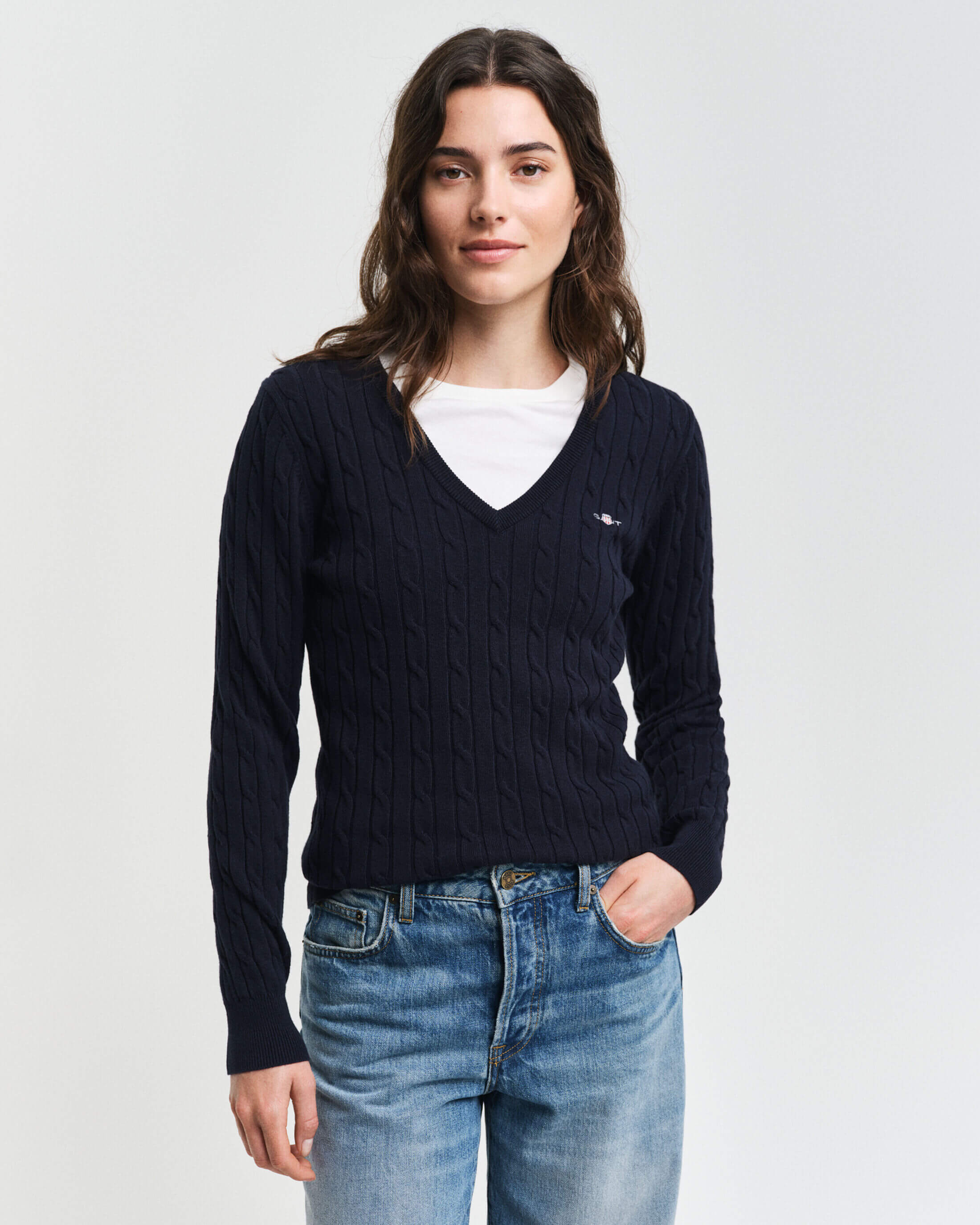 gant-neule-stretch-cotton-cable-v-neck-tummansininen-1