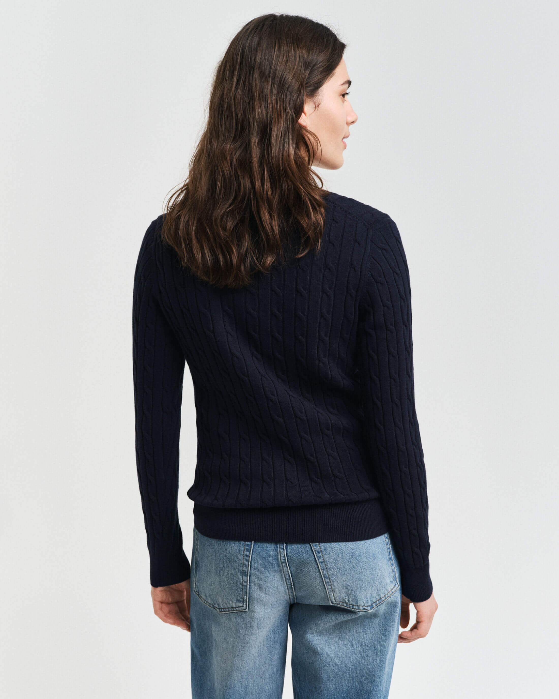 gant-neule-stretch-cotton-cable-v-neck-tummansininen-2