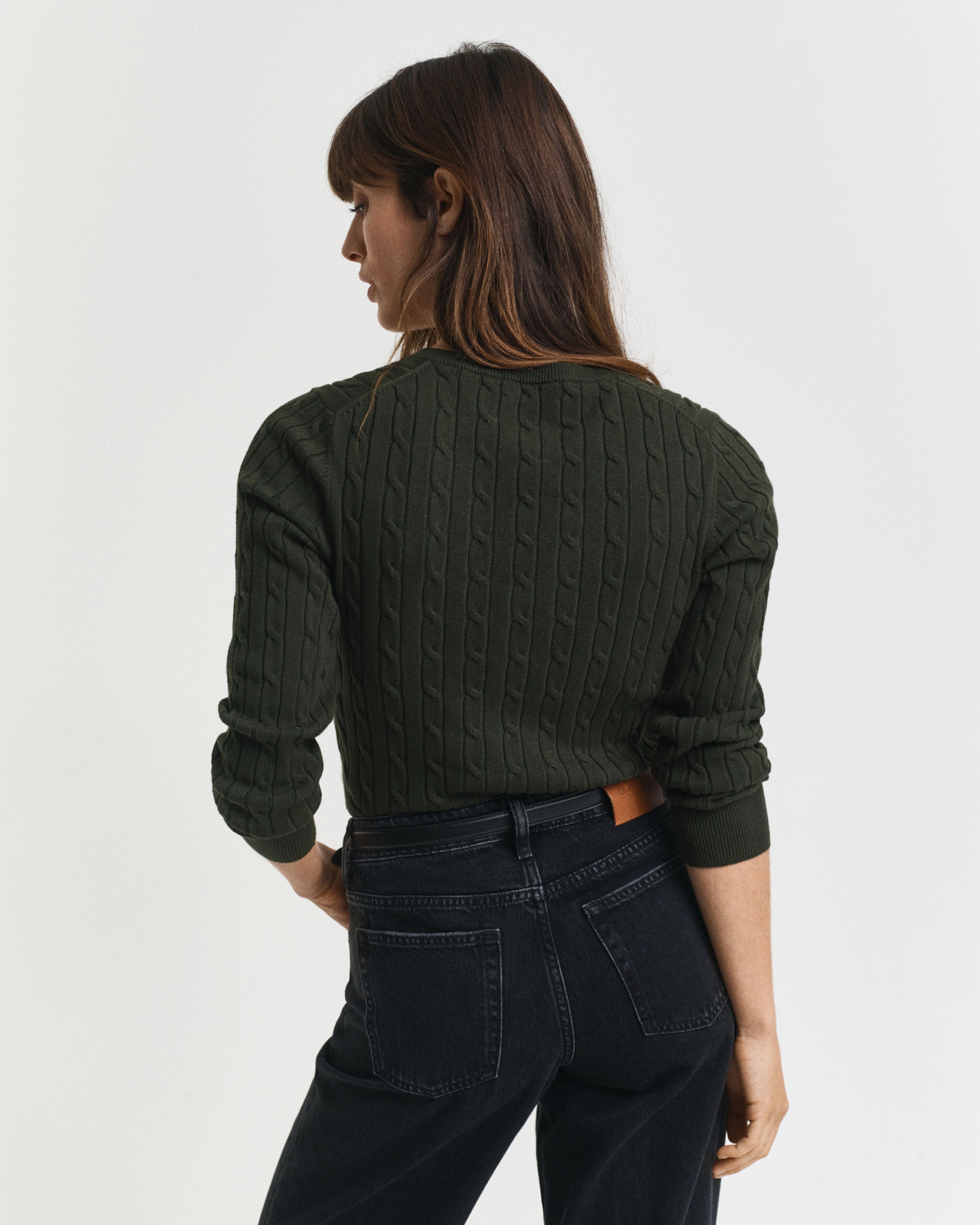 gant-neule-stretch-cotton-cable-v-neck-tummanvihrea-2