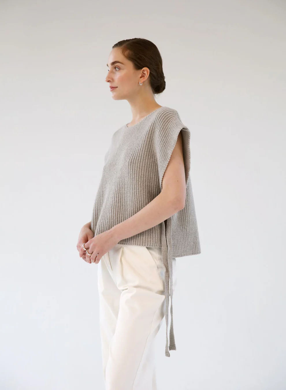 gauhar-naisten-neuleliivi-merino-vest-o-neck-cloud-ruskeanharmaa-1